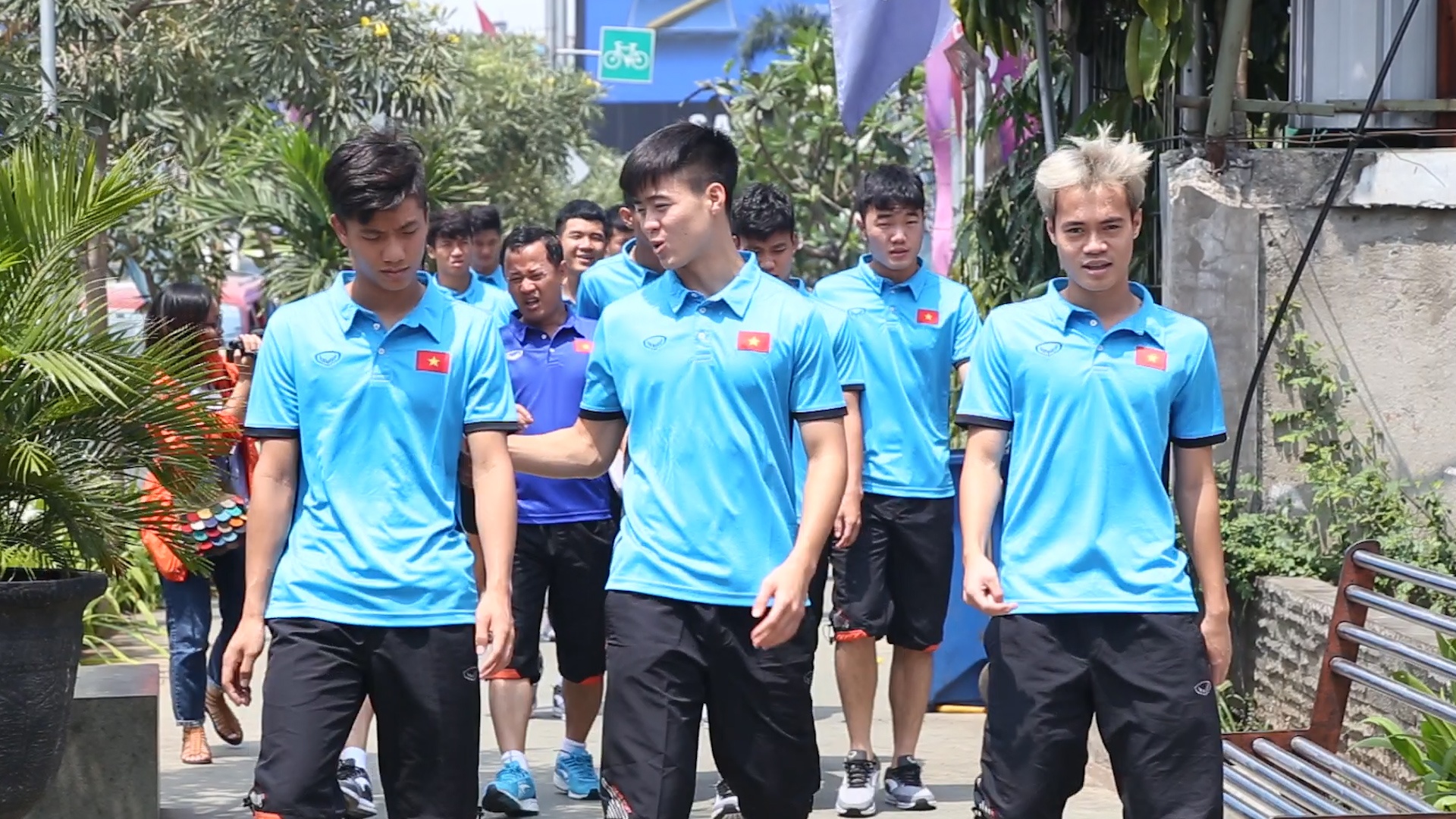 Olympic Viet Nam di bo tha long tren duong pho Indonesia hinh anh