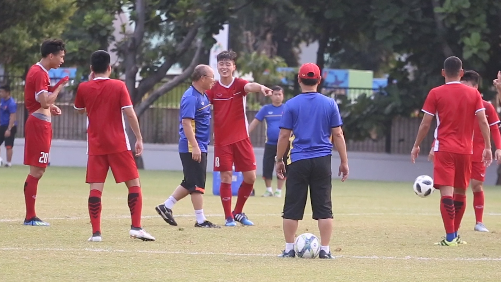 HLV Park Hang-seo lam trong tai cho cac hoc tro hinh anh