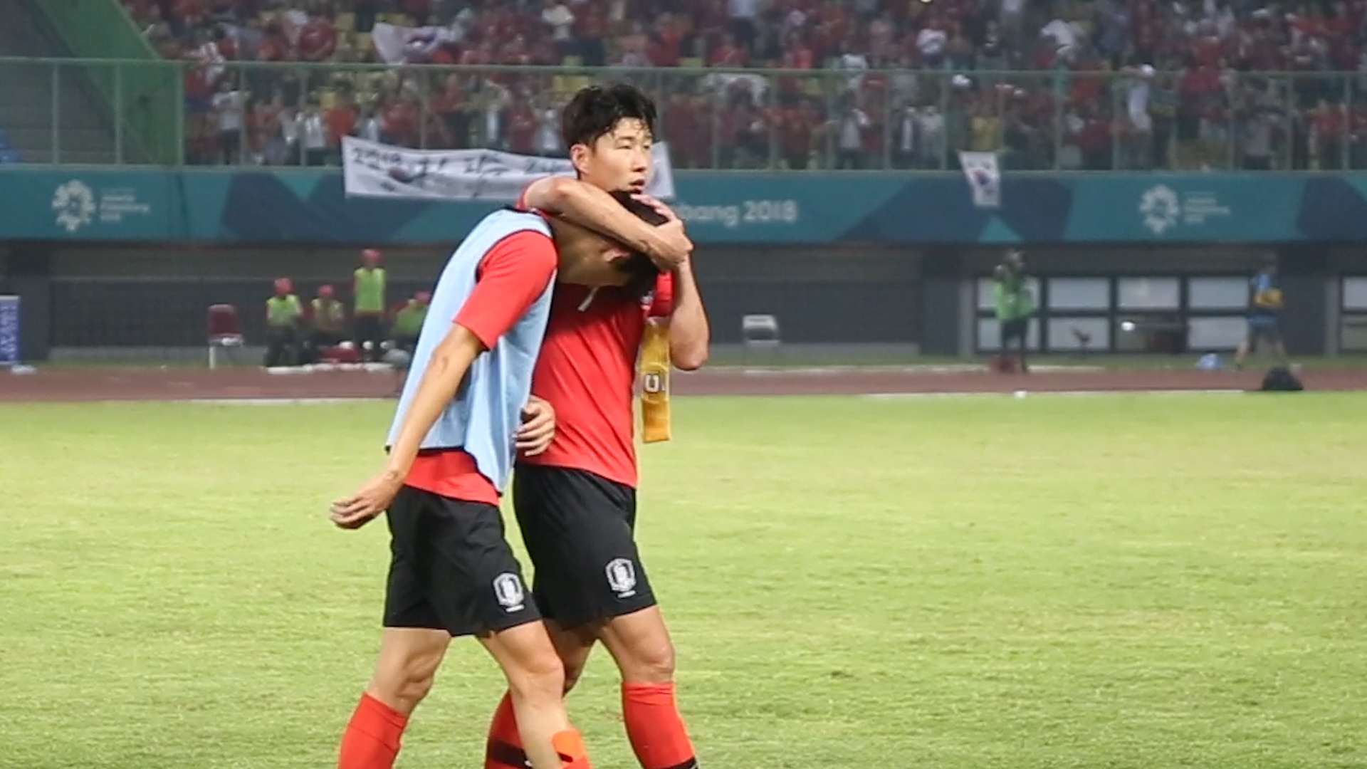 Cau thu Olympic Han Quoc bat khoc trong niem vui chien thang hinh anh