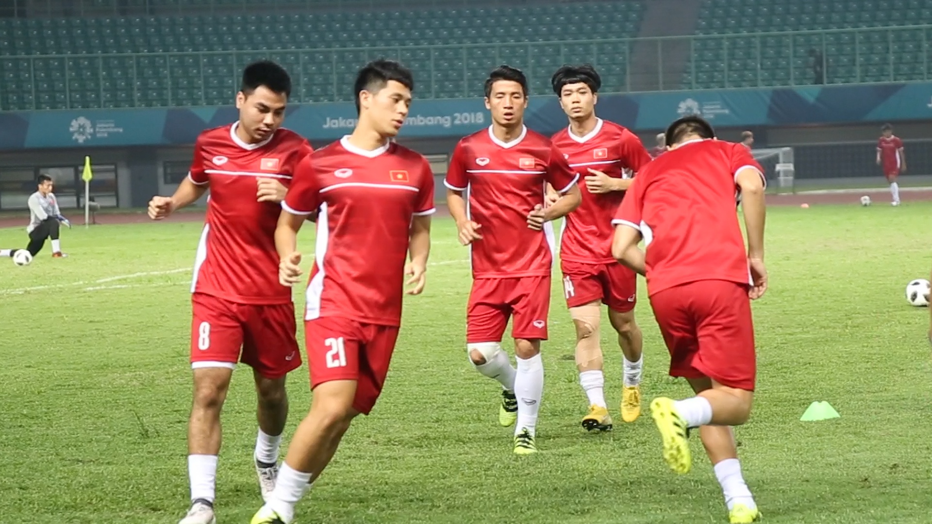 Cong Phuong, Dinh Trong tich cuc khoi dong truoc tran hinh anh