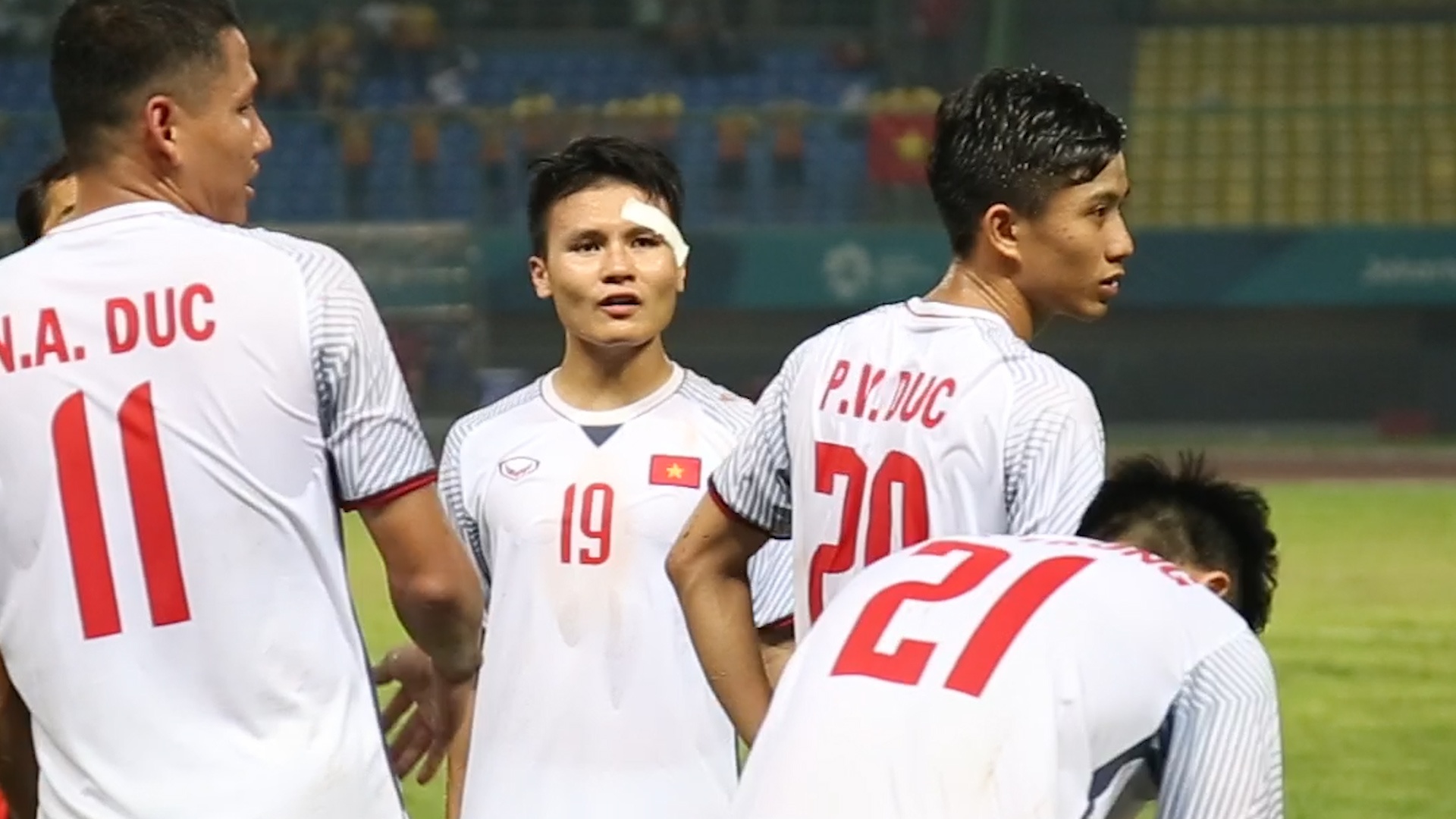 Quang Hai duoc dong doi an ui sau khi dinh chan thuong o mat hinh anh