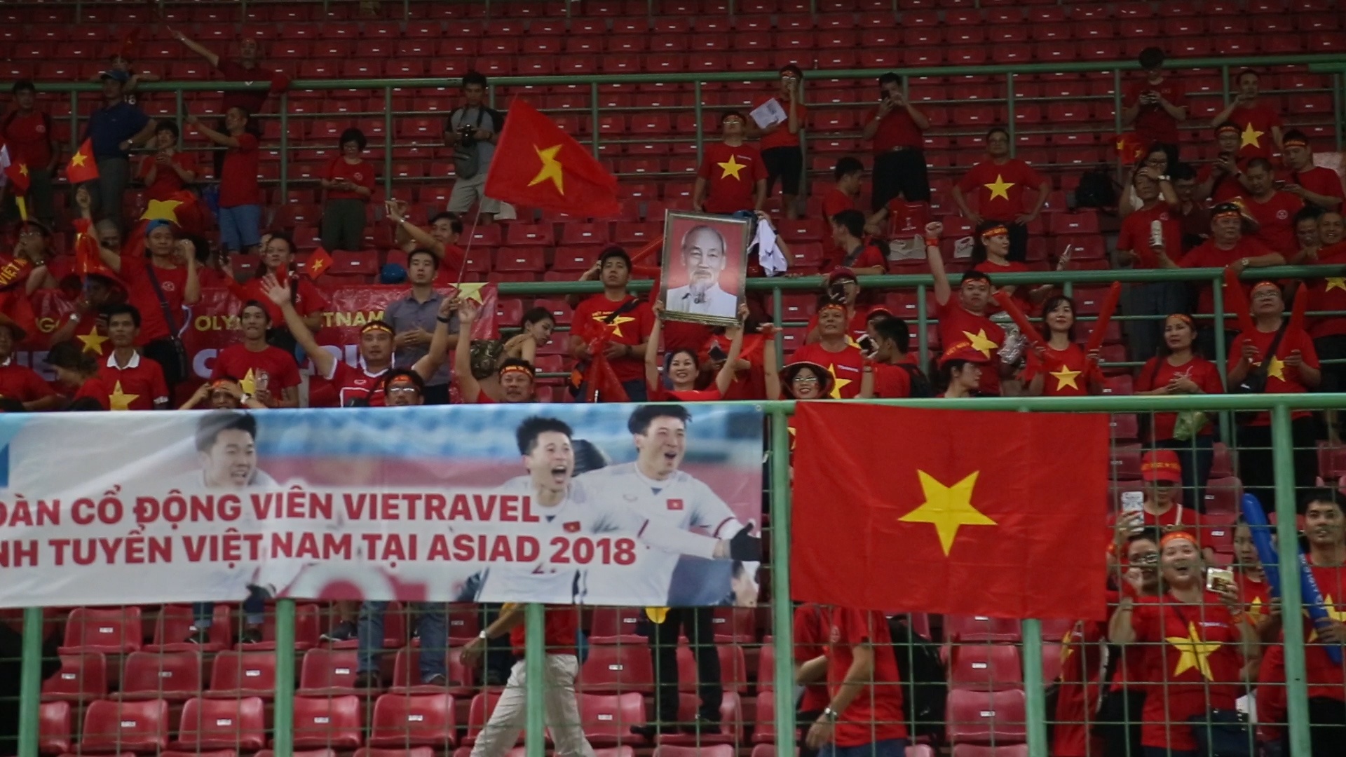 Vo oa trong chien thang sau tieng coi ket thuc tran dau hinh anh