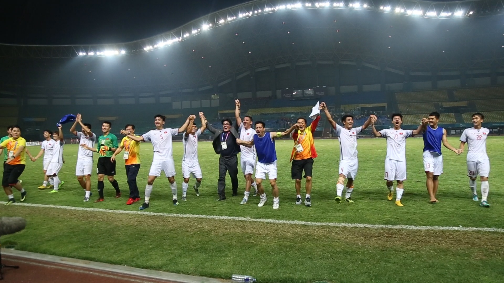 Olympic Viet Nam nam chat tay cam on nguoi ham mo hinh anh