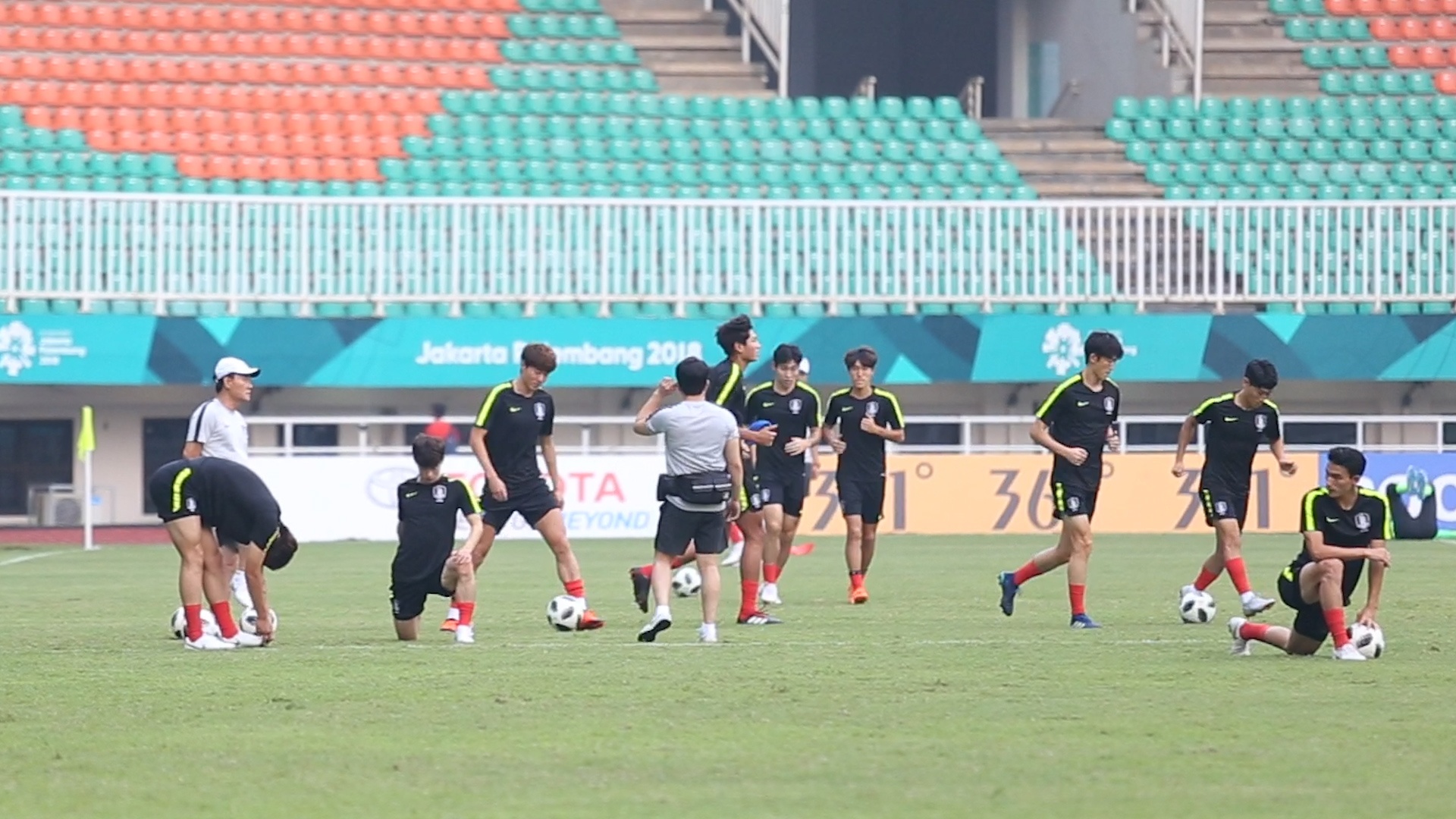 Buoi tap cua Son Heung-min va dong doi truoc tran gap Olympic VN hinh anh