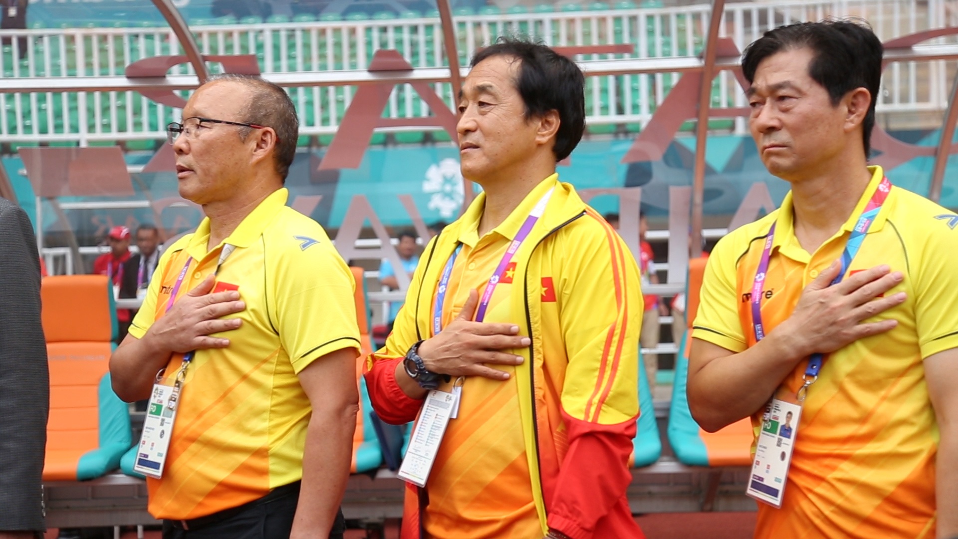 HLV Park Hang-seo hat quoc ca, bat tay BHL Olympic Han Quoc hinh anh