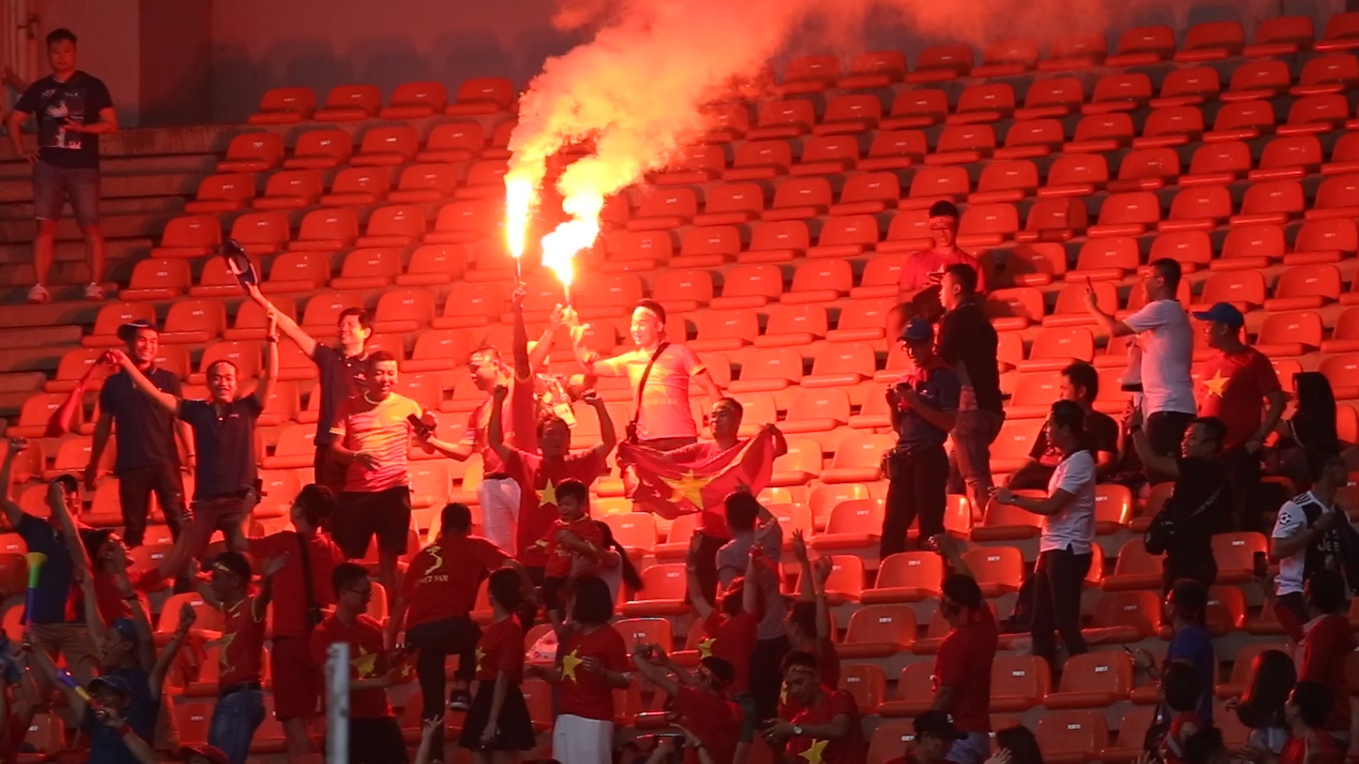 CDV Viet Nam dot phao sang an mung ban thang cua Minh Vuong hinh anh