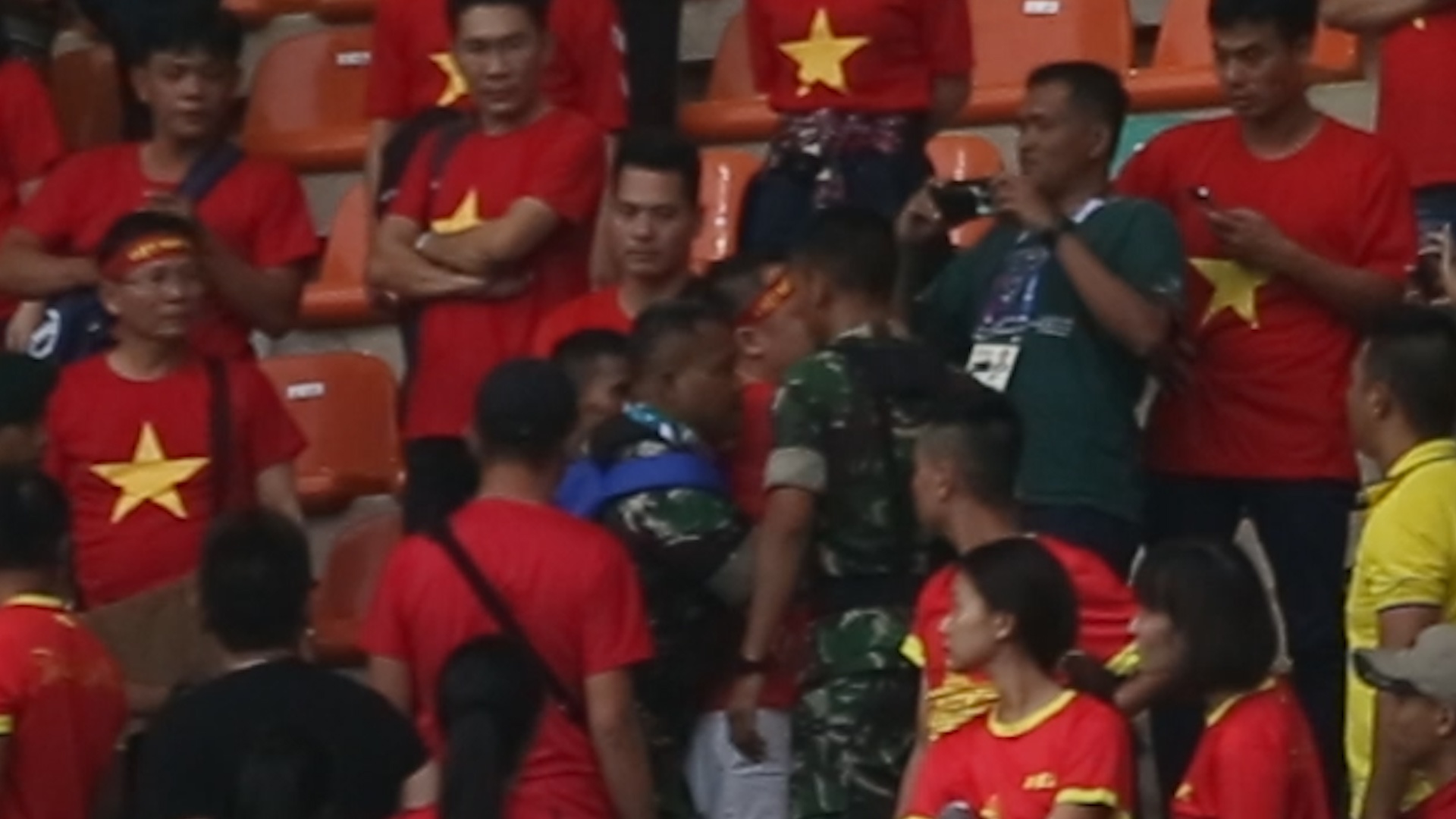 CDV Viet Nam bi ap giai ra khoi san vi dot phao sang hinh anh