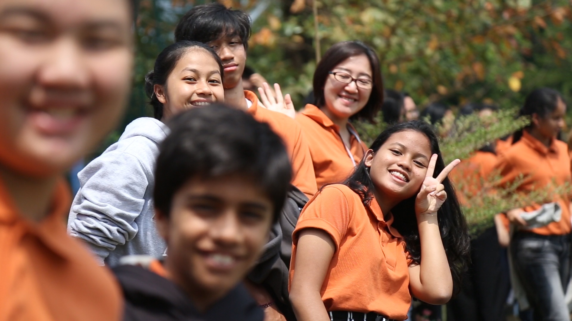 Hoc sinh Indonesia vay kin Olympic Viet Nam tap luyen hinh anh