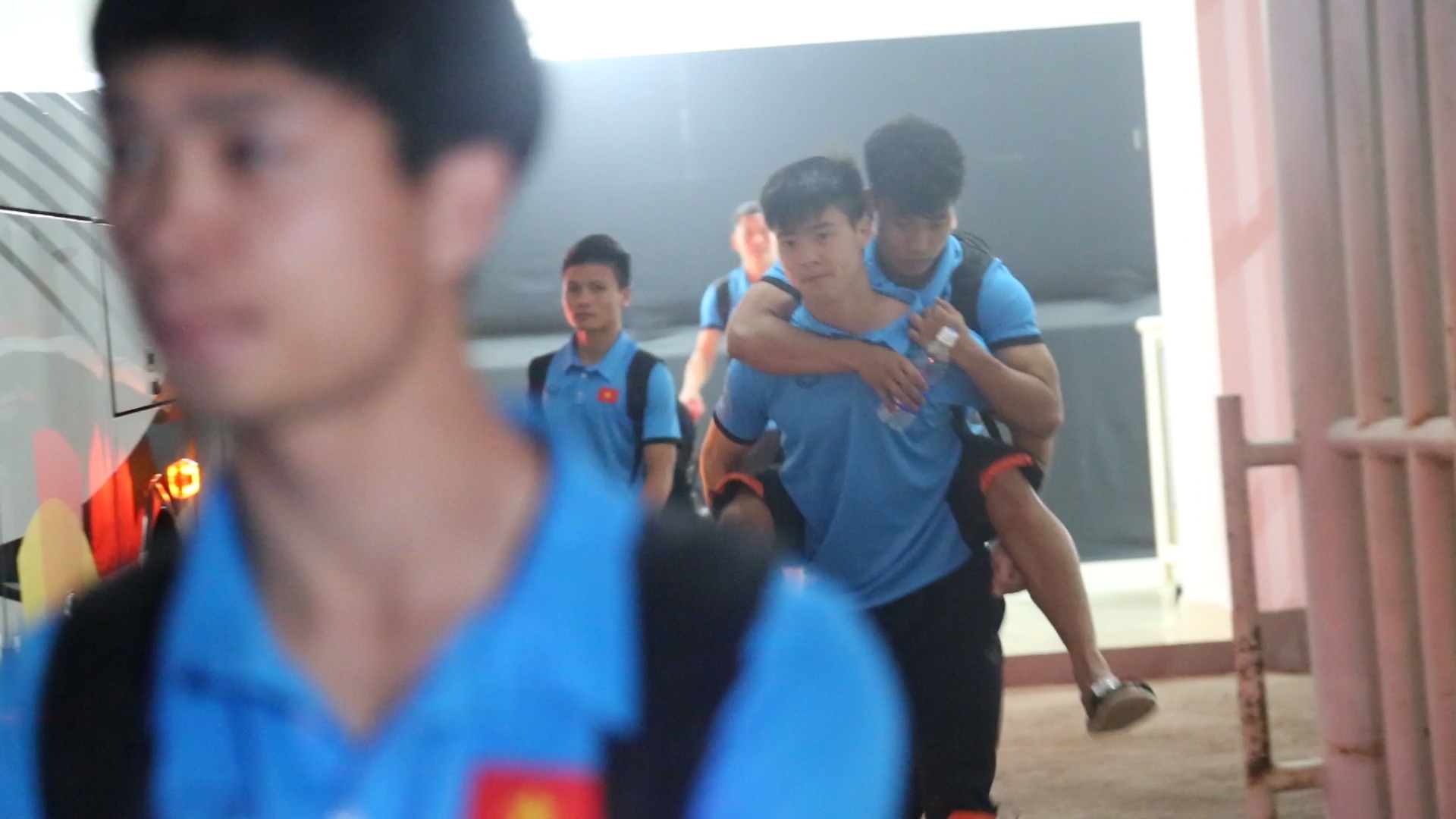 Van Thanh chan thuong, duoc dong doi cong ra xe hinh anh