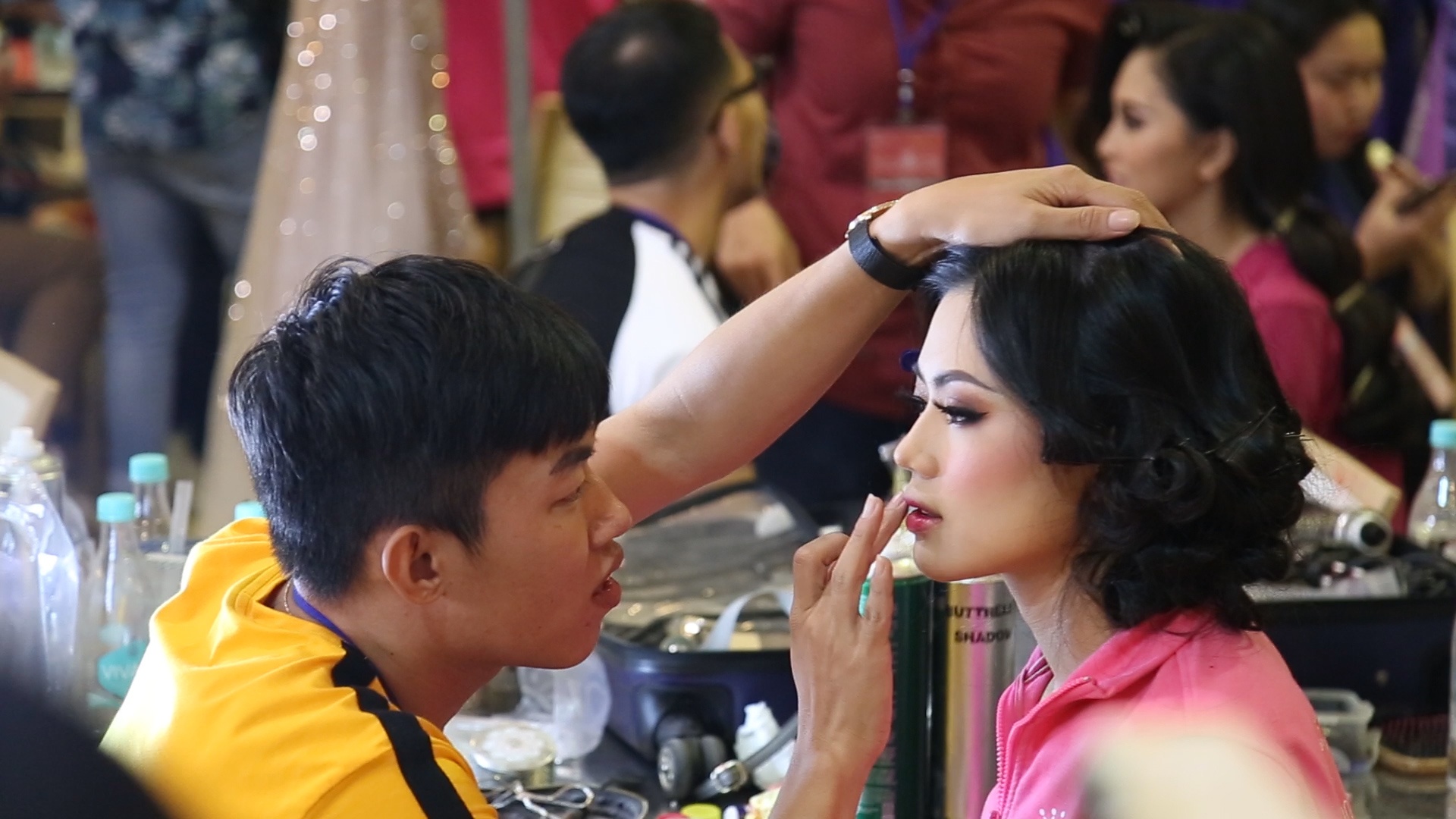 Thi sinh Hoa hau Viet Nam hoi ha lam dep tai hau truong hinh anh