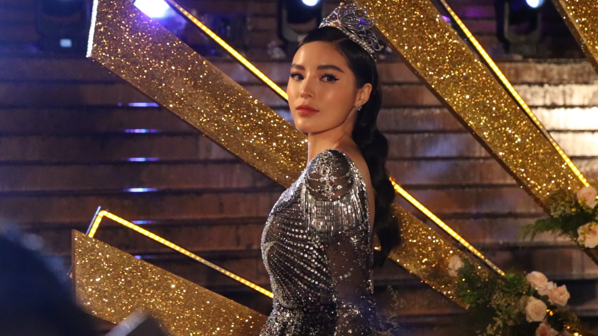 Ky Duyen thu hut ong kinh tai Hoa hau Viet Nam hinh anh