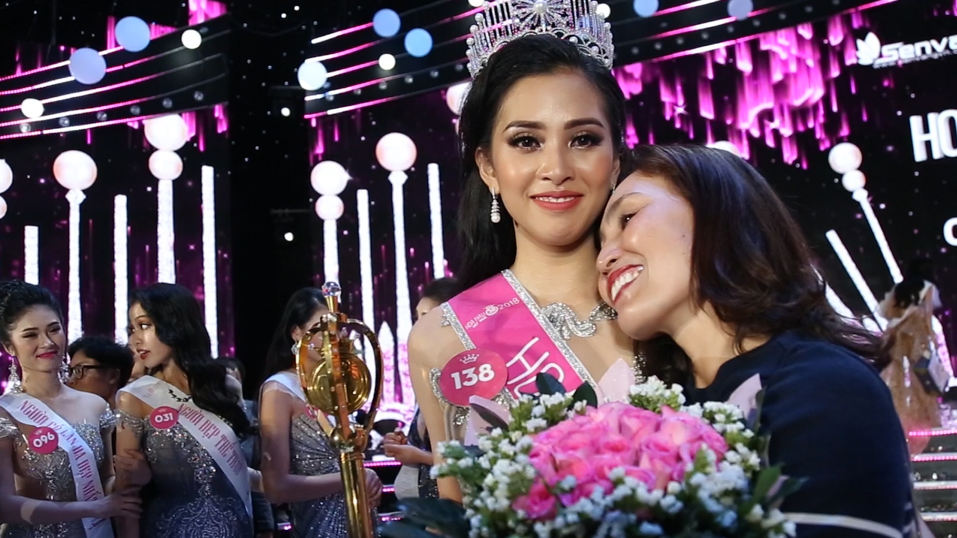 Hoa hau 18 tuoi Tran Tieu Vy o doi thuong qua loi ke cua me hinh anh