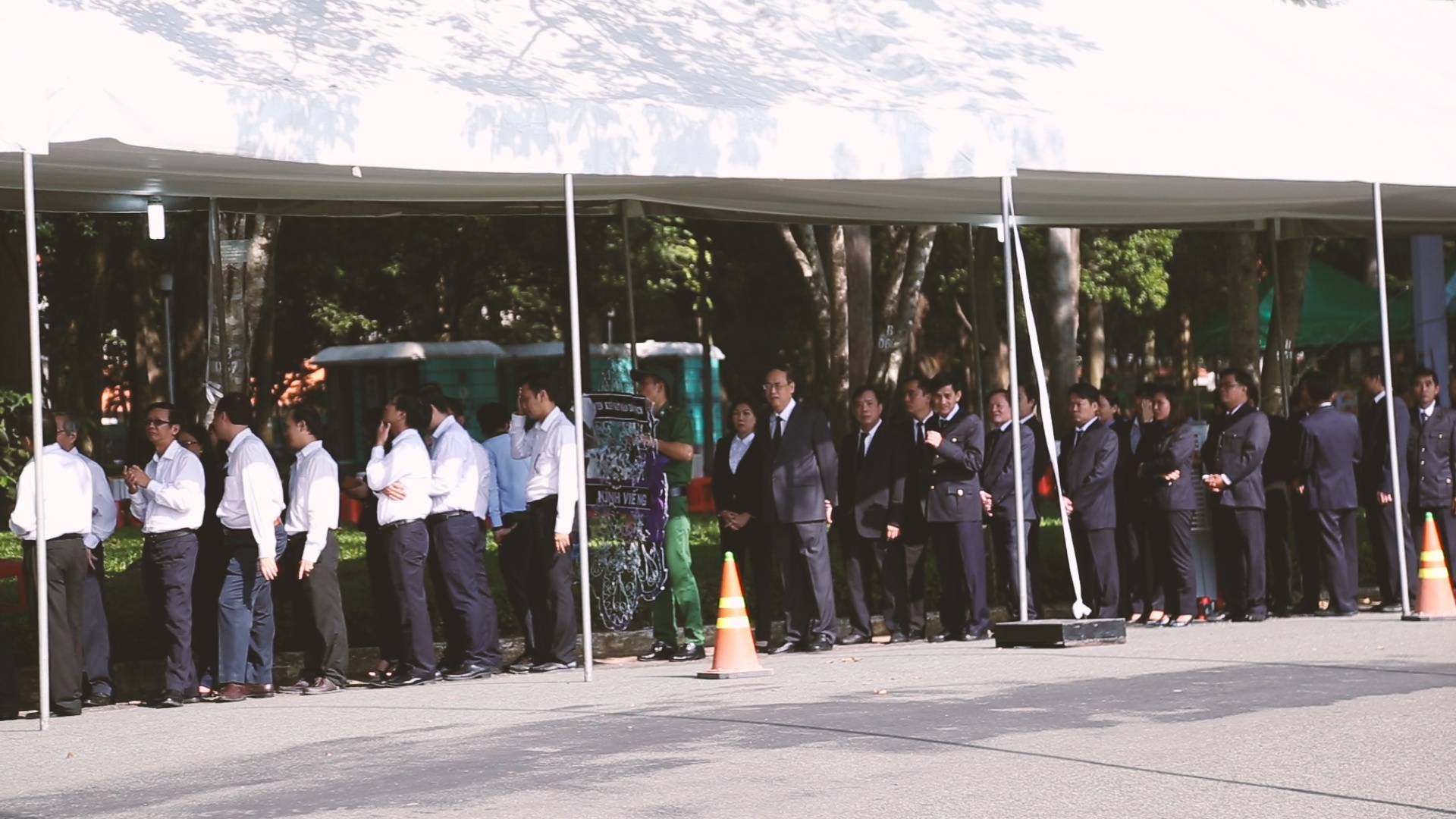 Dong nguoi vieng Chu tich nuoc Tran Dai Quang tai TP.HCM hinh anh