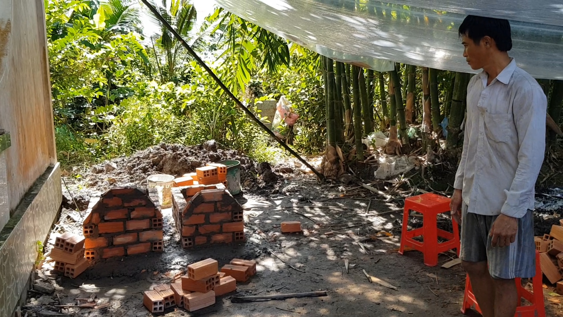 Hien truong nguoi me sat hai hai con nho trong phong ngu hinh anh