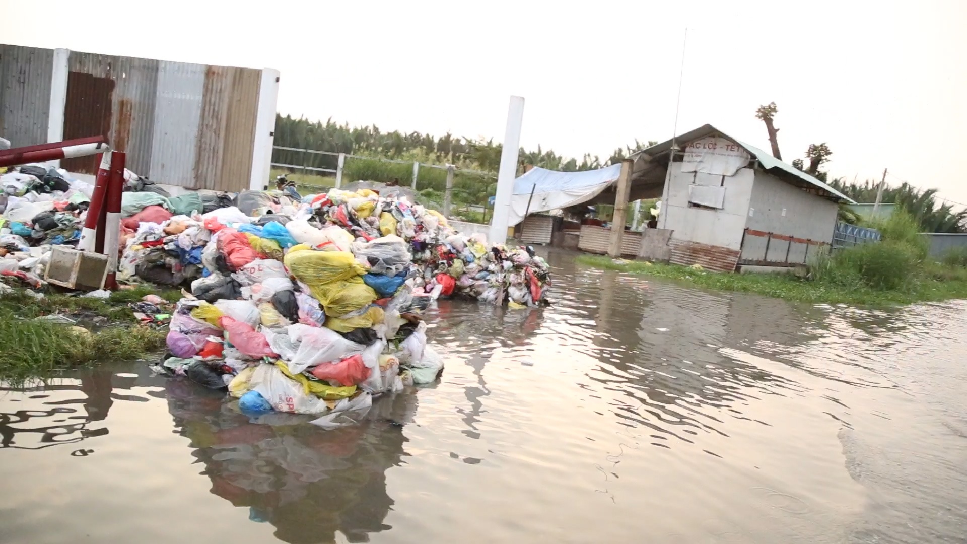 Nguoi Sai Gon kho vi trieu cuong, rac troi vao nha hinh anh