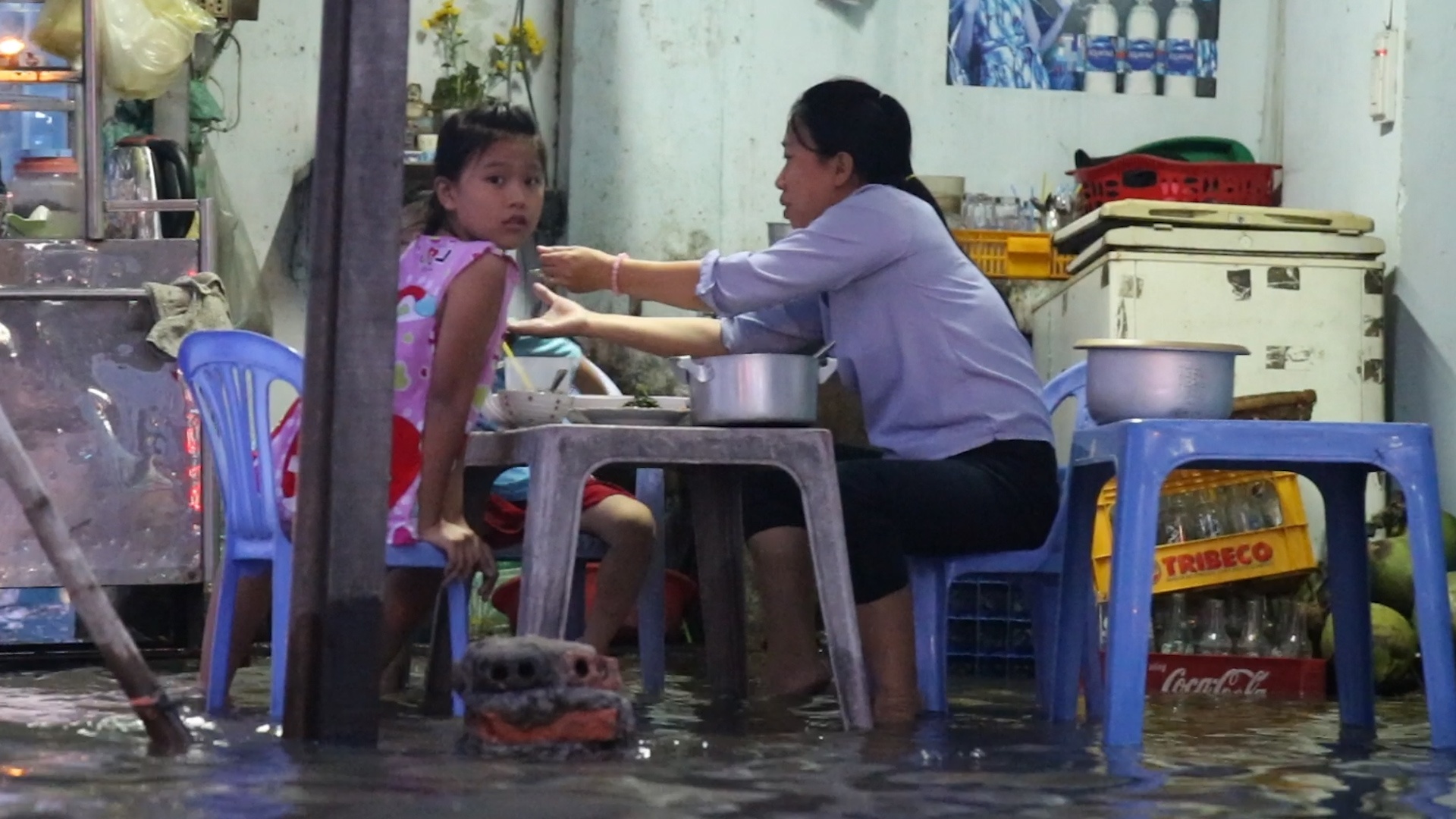 Trieu cuong dat dinh, nguoi Sai Gon an com giua dong nuoc ngap hinh anh
