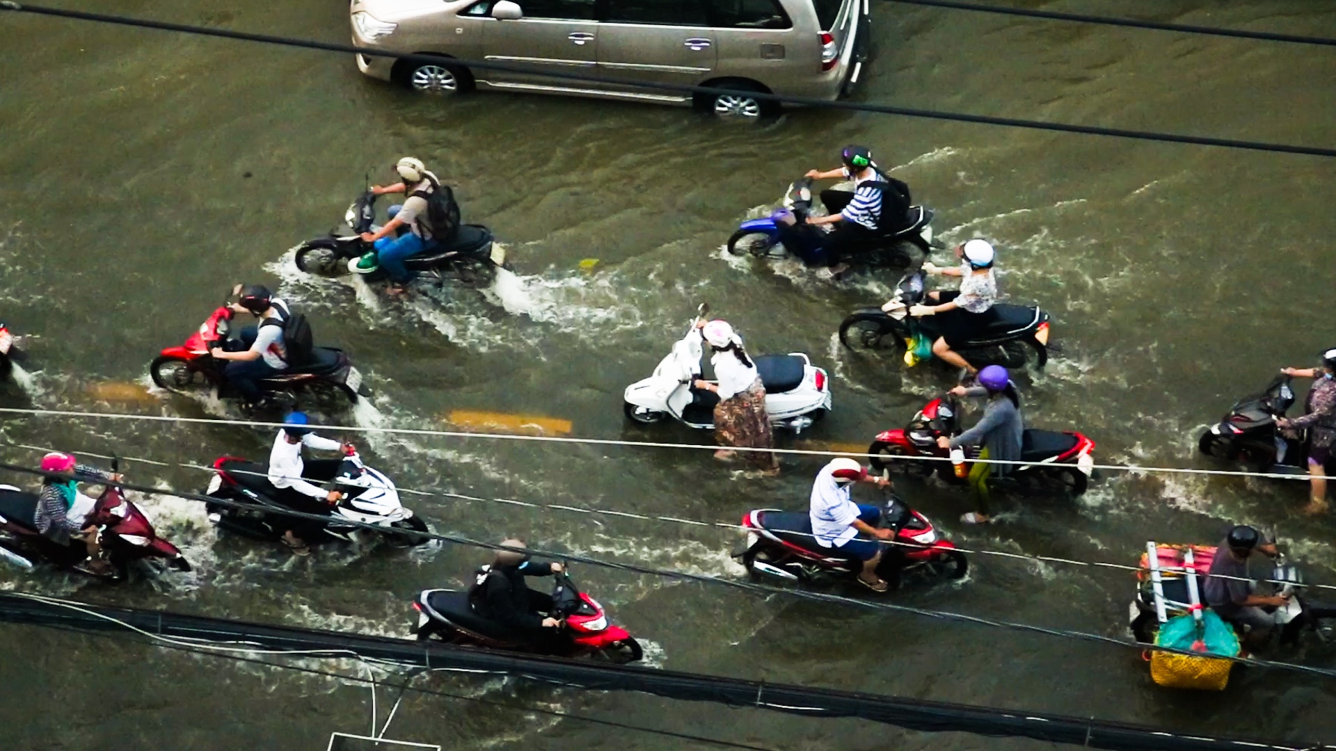 4 ngay trieu cuong tai TP.HCM: Song chung ngap nuoc ca dem lan ngay hinh anh