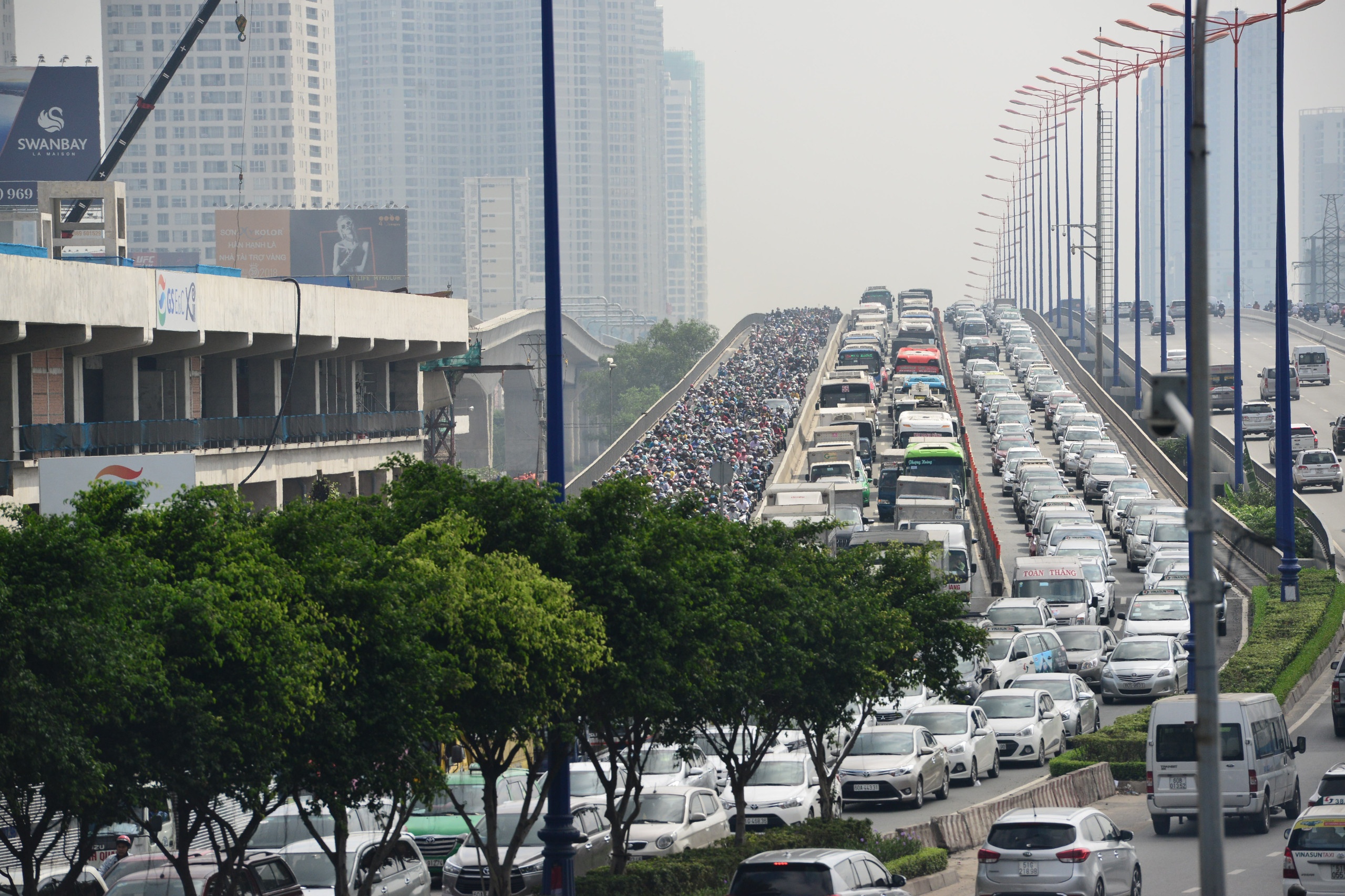 Duong Sai Gon ket cung, nguoi dan tre gio lam nhieu tieng dong ho hinh anh