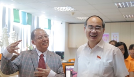 Bi thu Nguyen Thien Nhan noi tieng Anh, hoi tham nhan vien logistic hinh anh