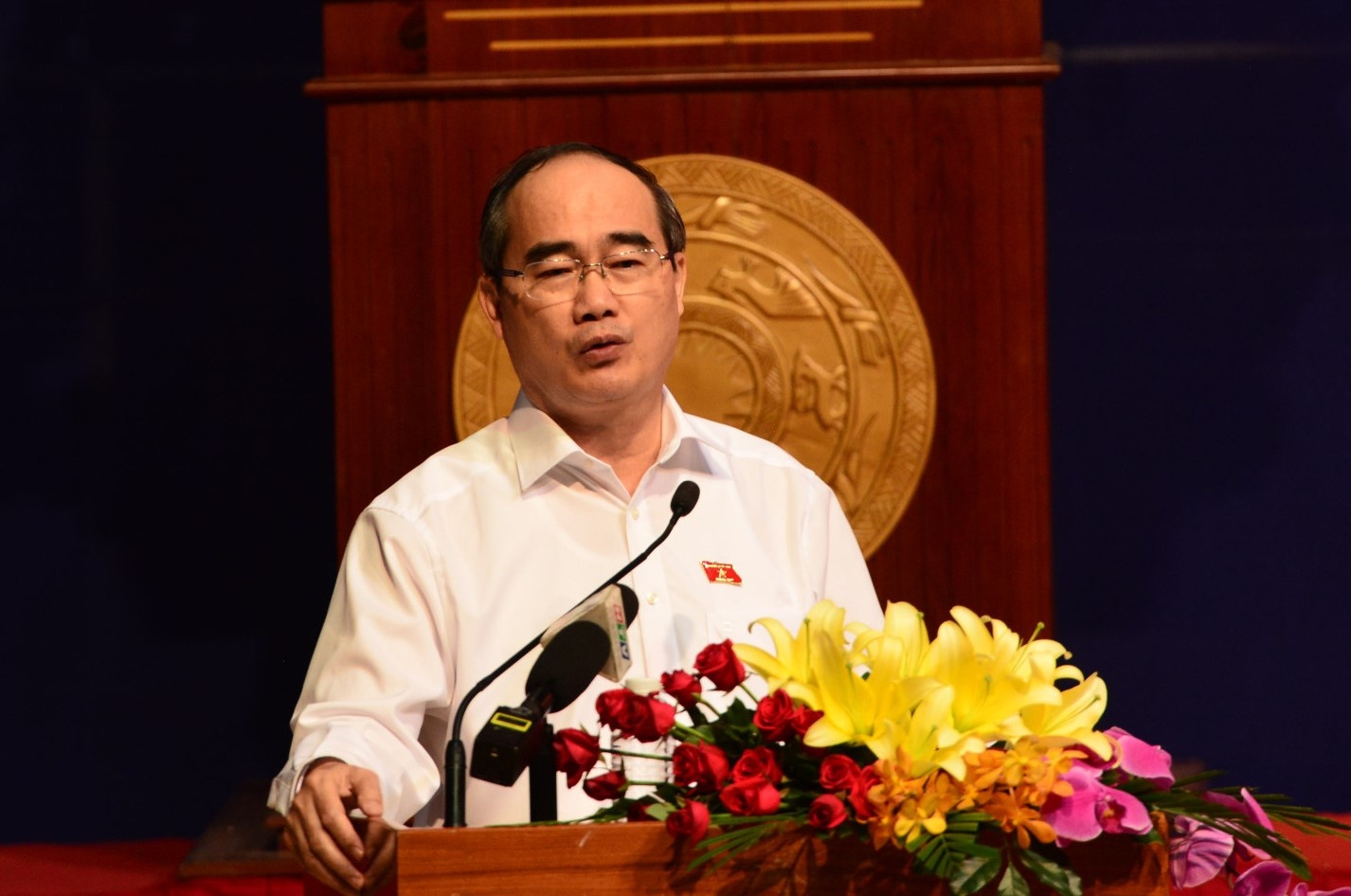 Nguoi dan vo tay khi Bi thu Nhan noi xu ly can bo lam sai o Thu Thiem hinh anh