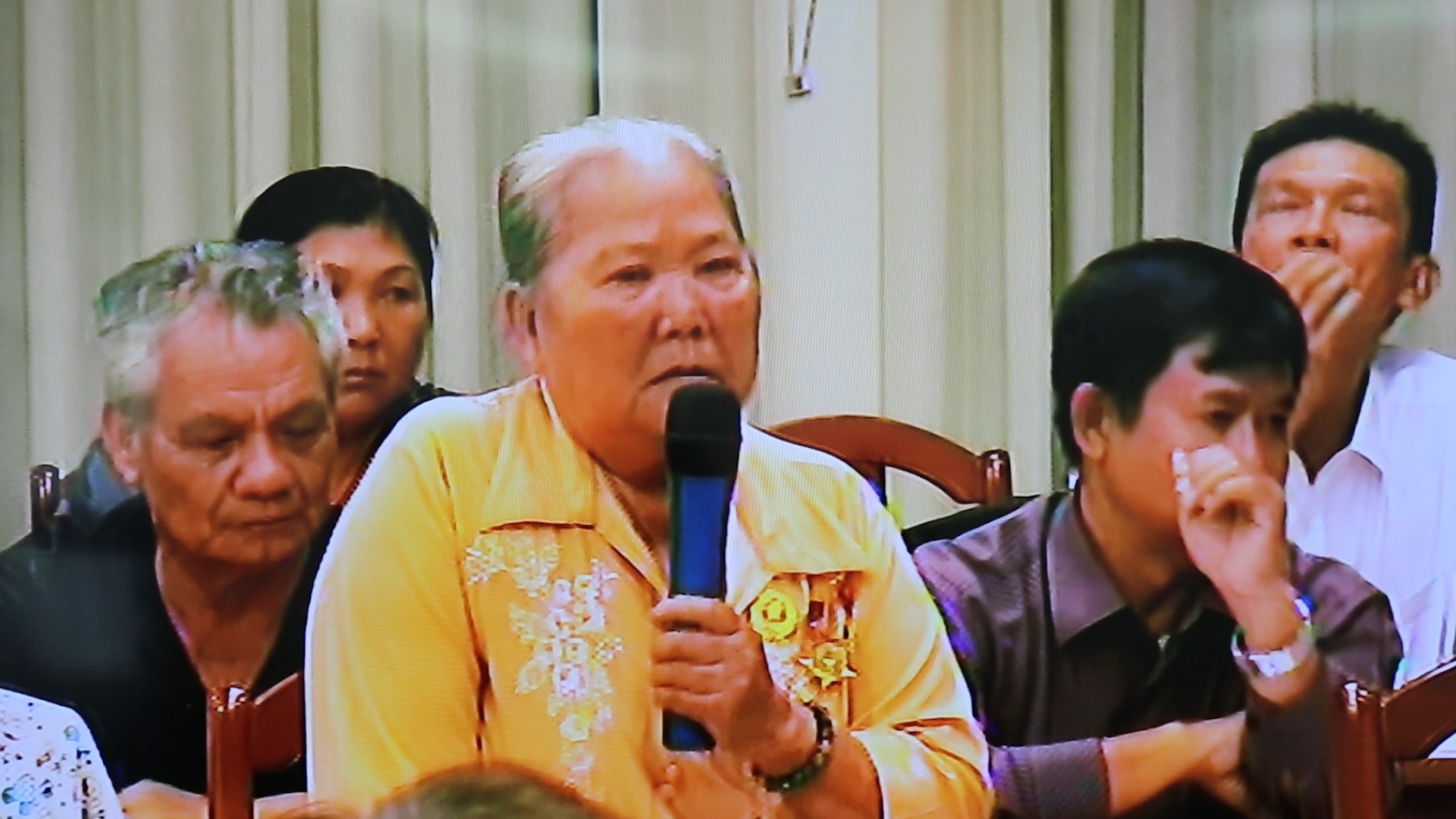 Nguoi dan Thu Thiem roi nuoc mat khi gap lai Chu tich TP.HCM hinh anh