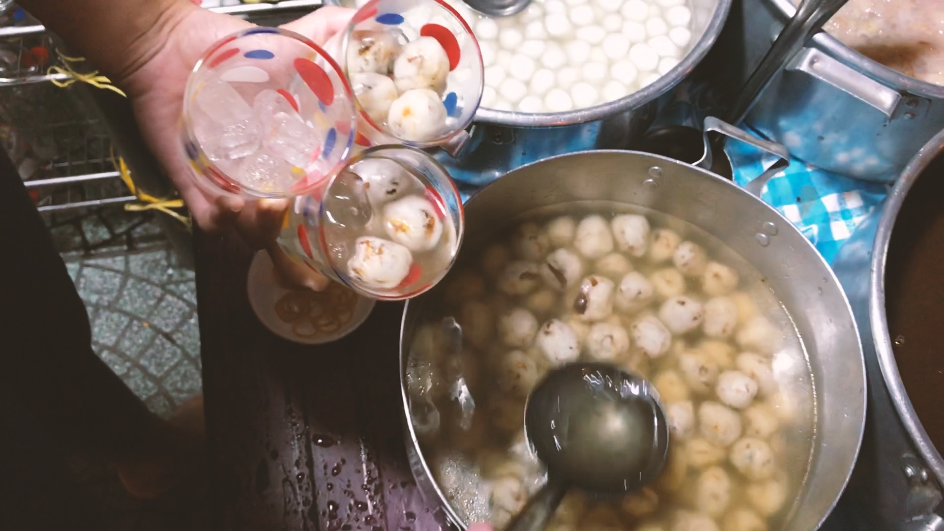 Xep hang thuong thuc che bot loc heo quay doc dao o Hue hinh anh