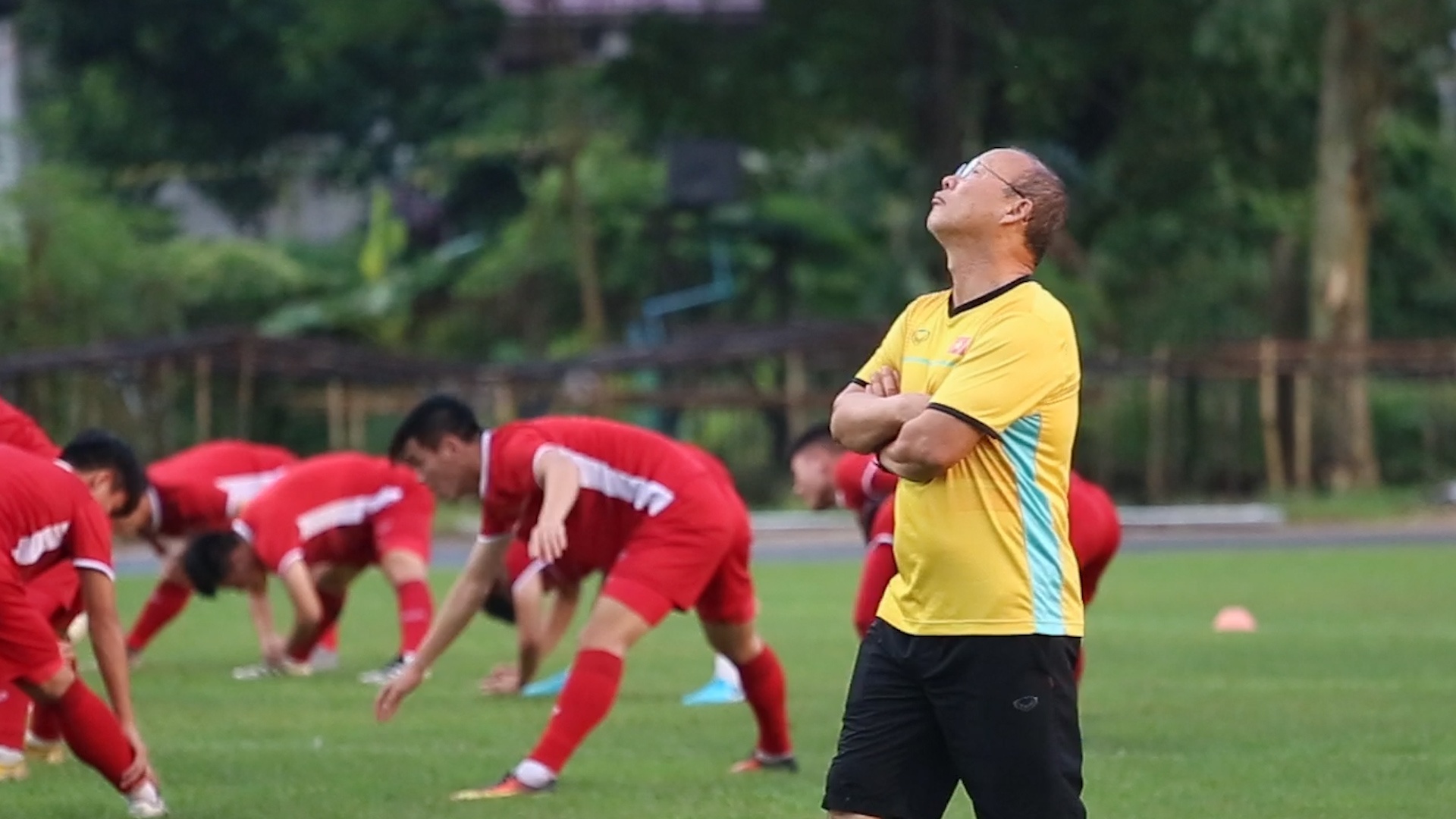 Tuyen Viet Nam tro lai tap luyen sau 1 gio gian doan boi mua lon hinh anh