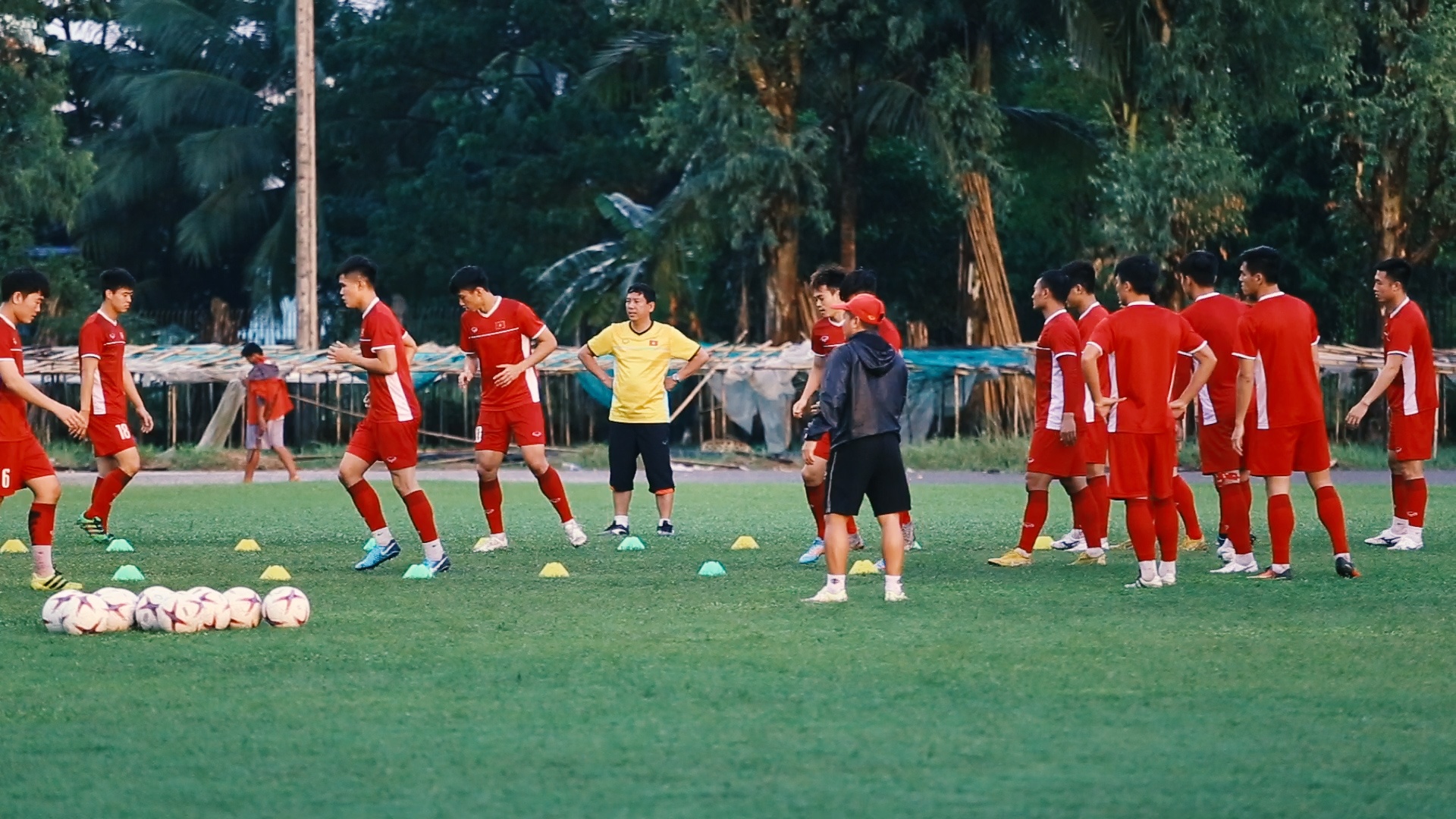 'Tuyen Viet Nam tu tin du co dong vien Myanmar ap dao' hinh anh