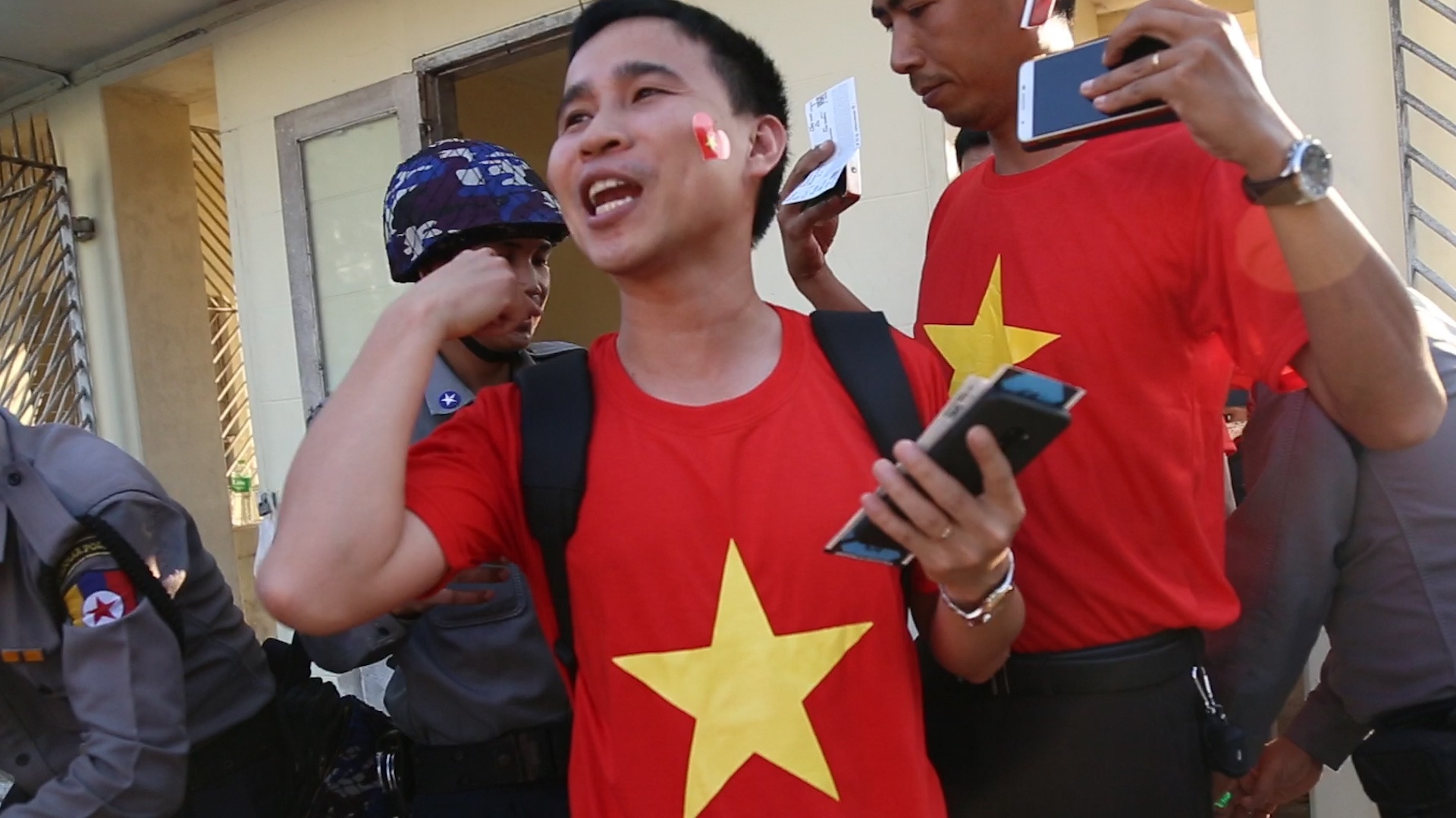 CDV bi kiem tra ky cang khi vao SVD theo doi tran Myanmar - Viet Nam hinh anh