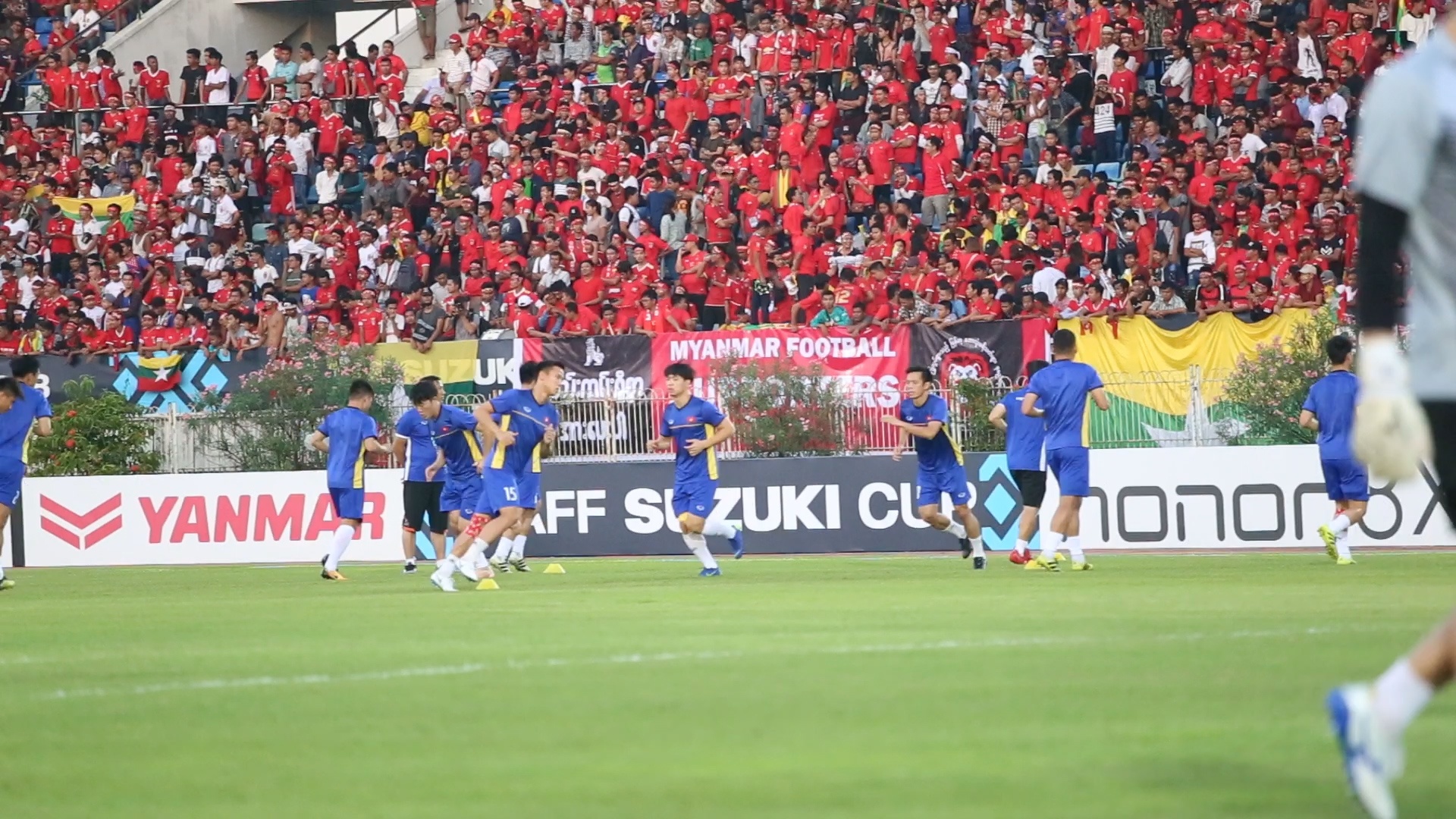 Doi hinh chinh tuyen Viet Nam khoi dong truoc tran dau hinh anh