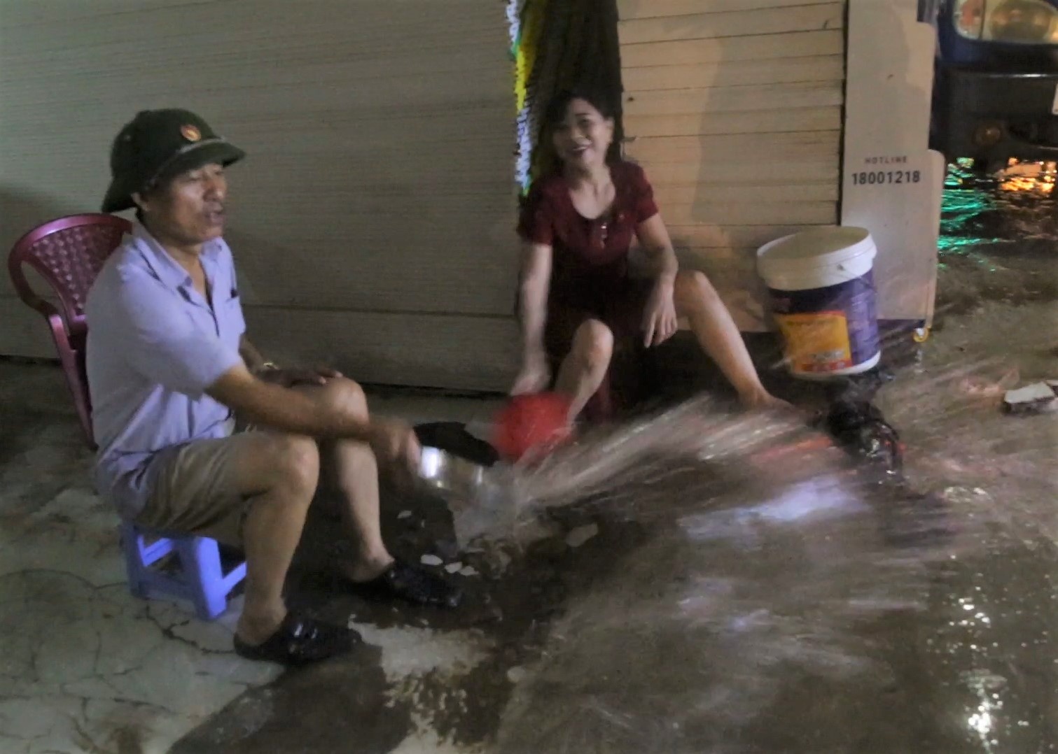 Nguoi Sai Gon thuc dem tat nuoc bao quan tai san hinh anh