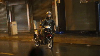 Nua dem, nhieu xe chet may noi duoi cho sua chua o Sai Gon hinh anh