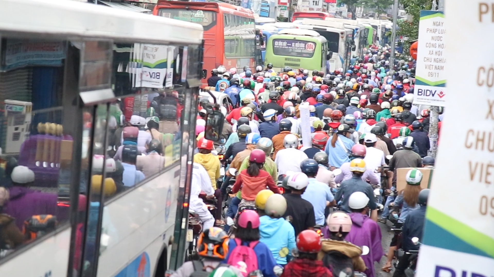 Ngap nuoc ket xe, nguoi Sai Gon tre gio lam hinh anh