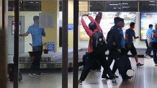 Hon 3 gio cho doi, cau thu VN vua cho hanh ly vua tha long tai san bay hinh anh