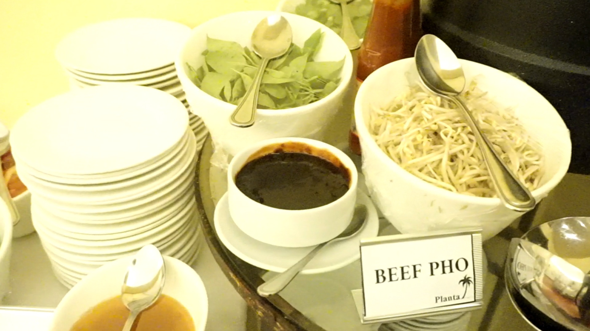 Cau thu Viet Nam duoc an pho, bun cha khi thi dau o Philippines hinh anh