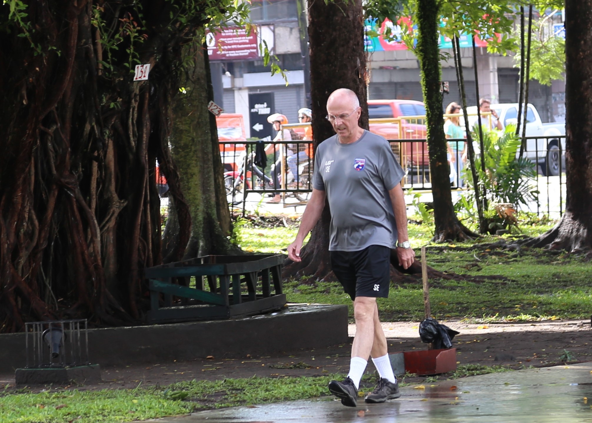 HLV Eriksson co thoi quen di bo 2 tieng moi ngay hinh anh