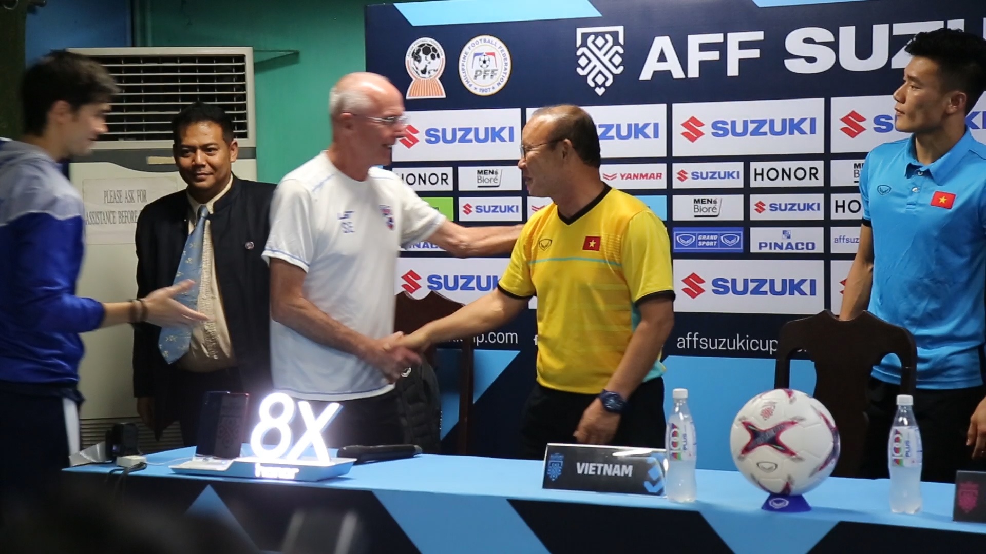 HLV Park Hang-seo va Eriksson bat tay than mat truoc tran ban ket hinh anh