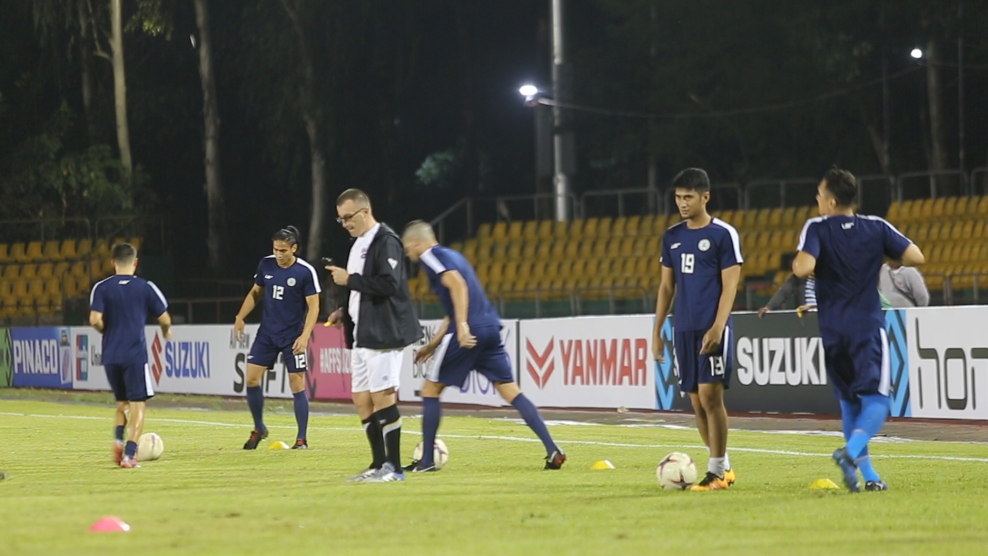 Soi chan cac cau thu Philippines truoc tran gap tuyen Viet Nam hinh anh