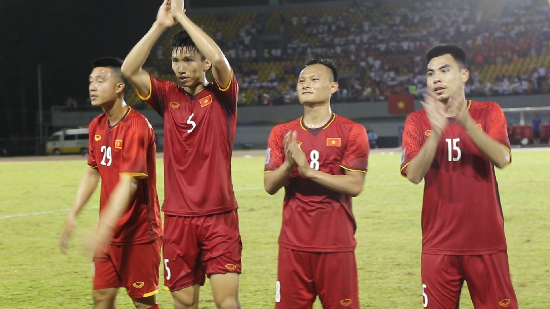 Tuyen thu Viet Nam tri an co dong vien sau tran thang Philippines hinh anh