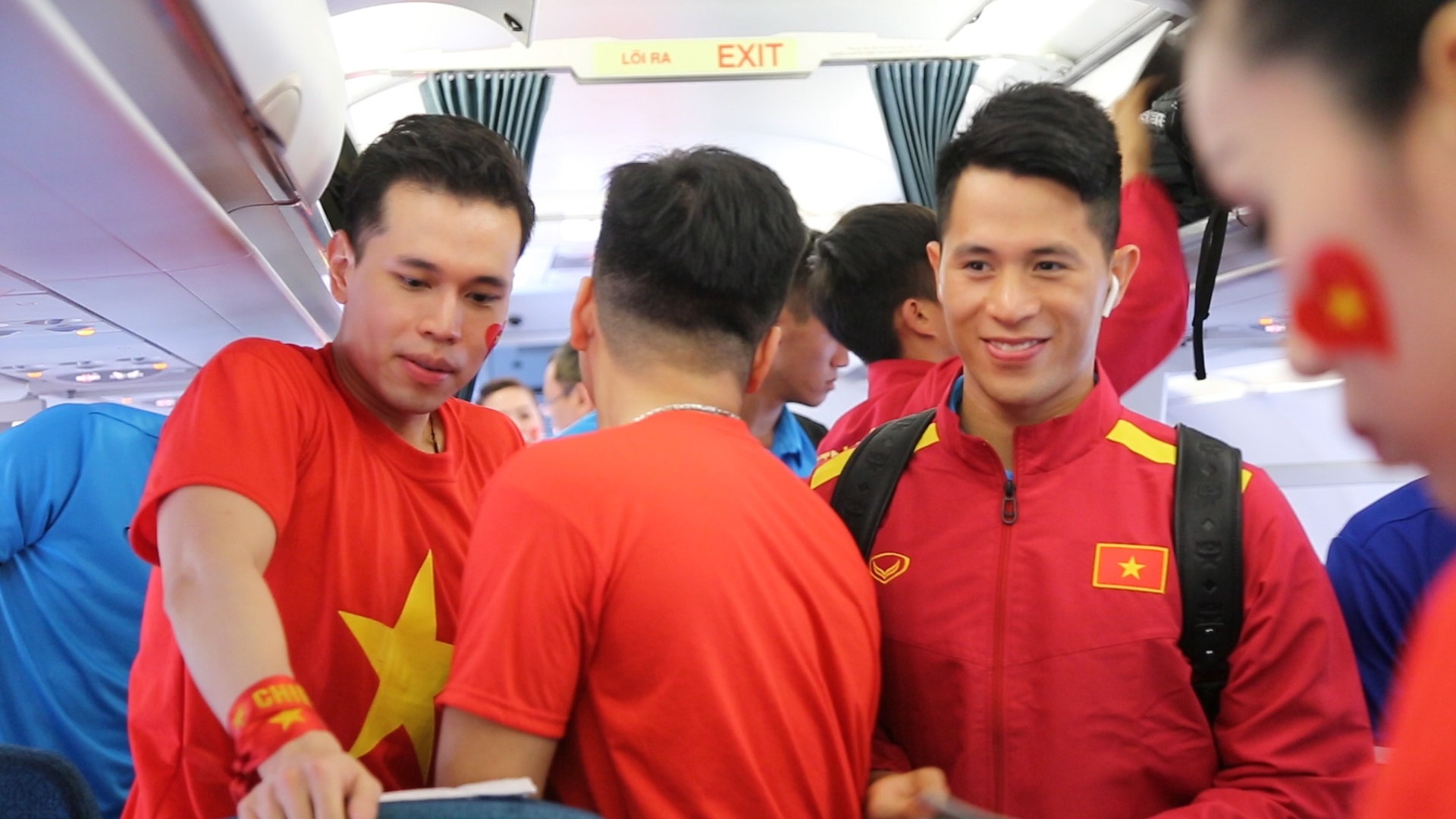 Tuyen Viet Nam duoc CDV tren may bay chao don nong nhiet hinh anh
