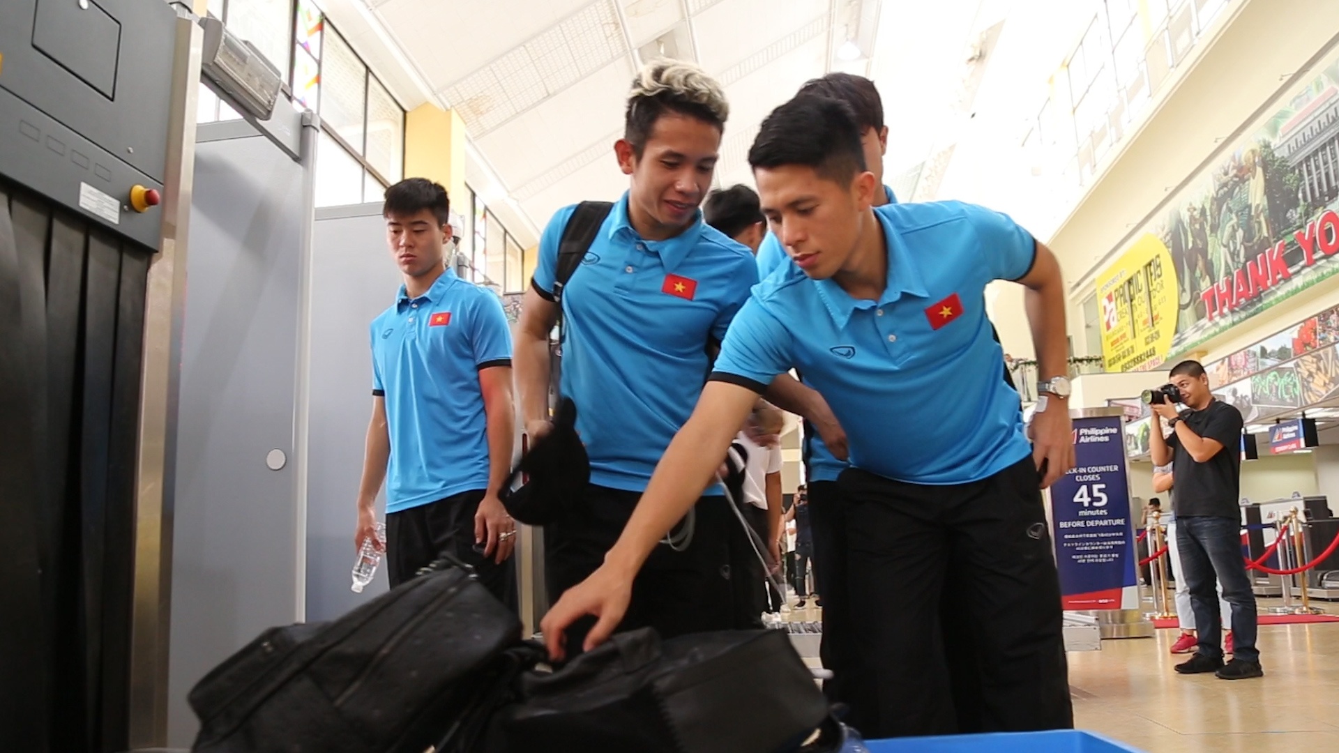 Doi tuyen Viet Nam roi Bacolod ve Ha Noi hinh anh