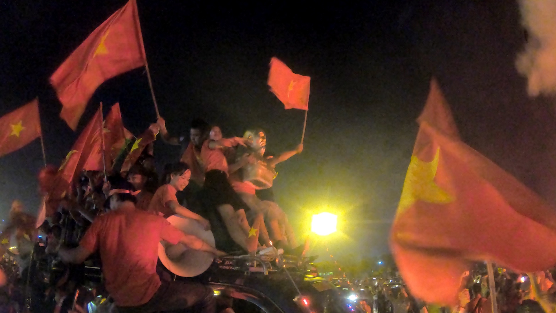 CDV tai Ha Noi khong ngu sau khi Viet Nam vao chung ket AFF Cup hinh anh