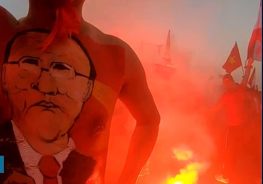 CDV dua nhau dot phao sang ngoai san My Dinh hinh anh