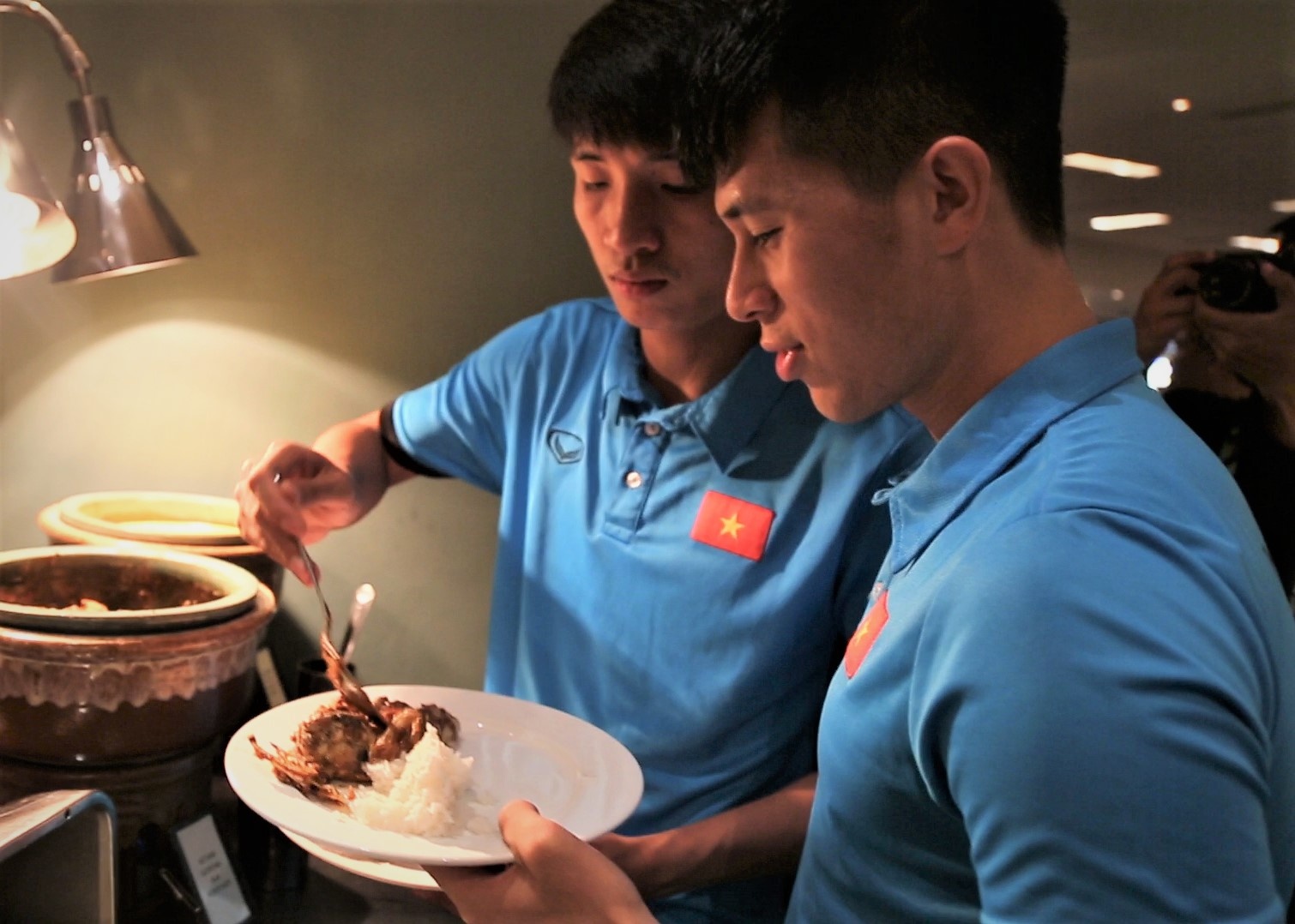 Bi treu dua, Tien Dung van an can xuc com cho Dinh Trong hinh anh