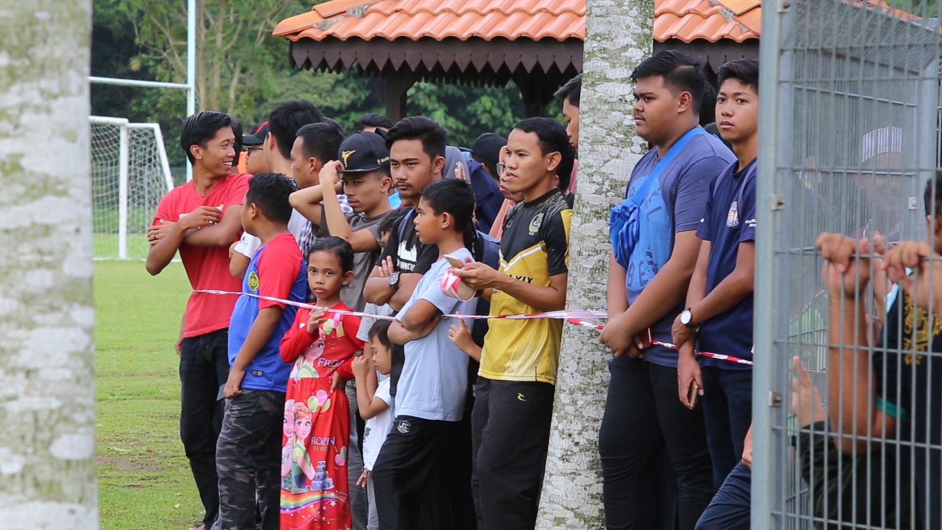 Bat ngo voi nguoi ham mo den theo doi tuyen Malaysia tap luyen hinh anh