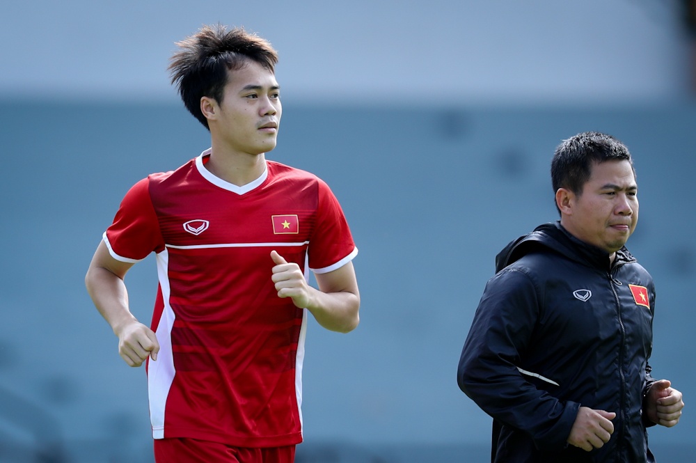 Tuyen Viet Nam dot ngot thay doi gio tap o Malaysia vi so mua hinh anh