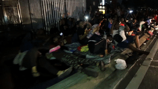 Hang tram nguoi nam phia ngoai san Bukit Jalil cho mua ve chung ket hinh anh