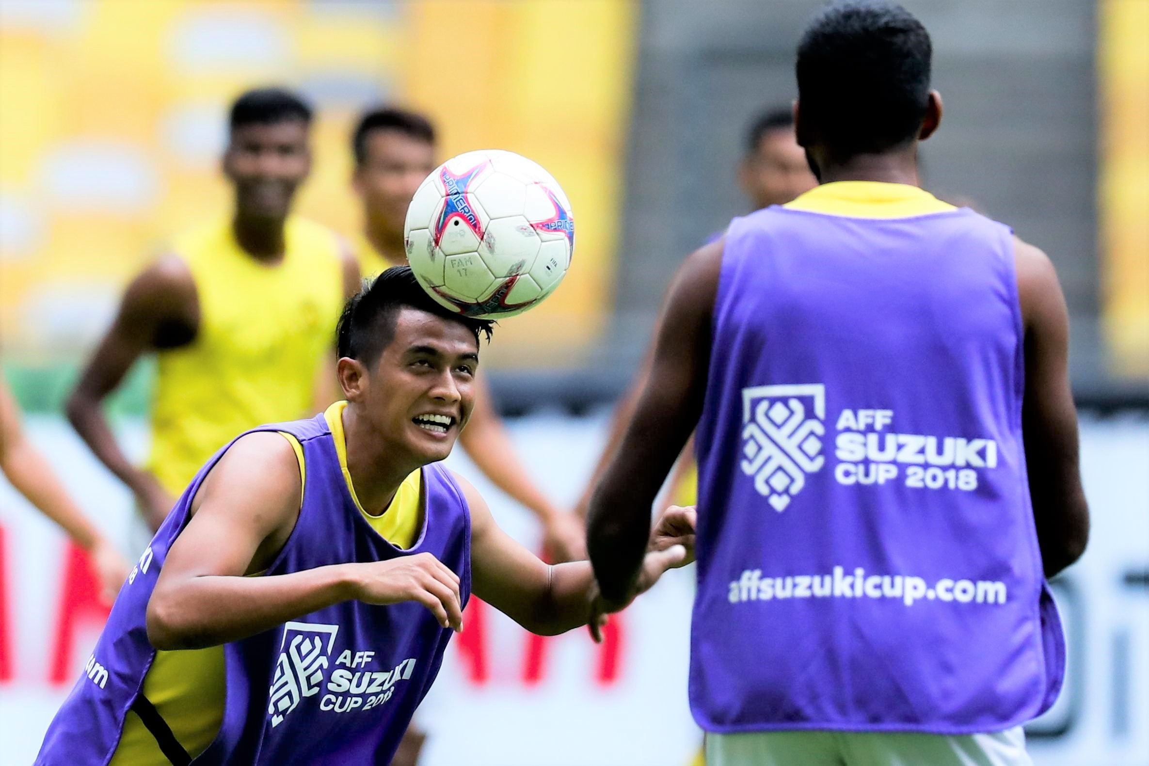 Tuyen Malaysia thu gian bang bai tap nem bong truoc tran chung ket hinh anh