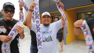 CDV Malaysia nhay mua khi mua duoc ve online hinh anh