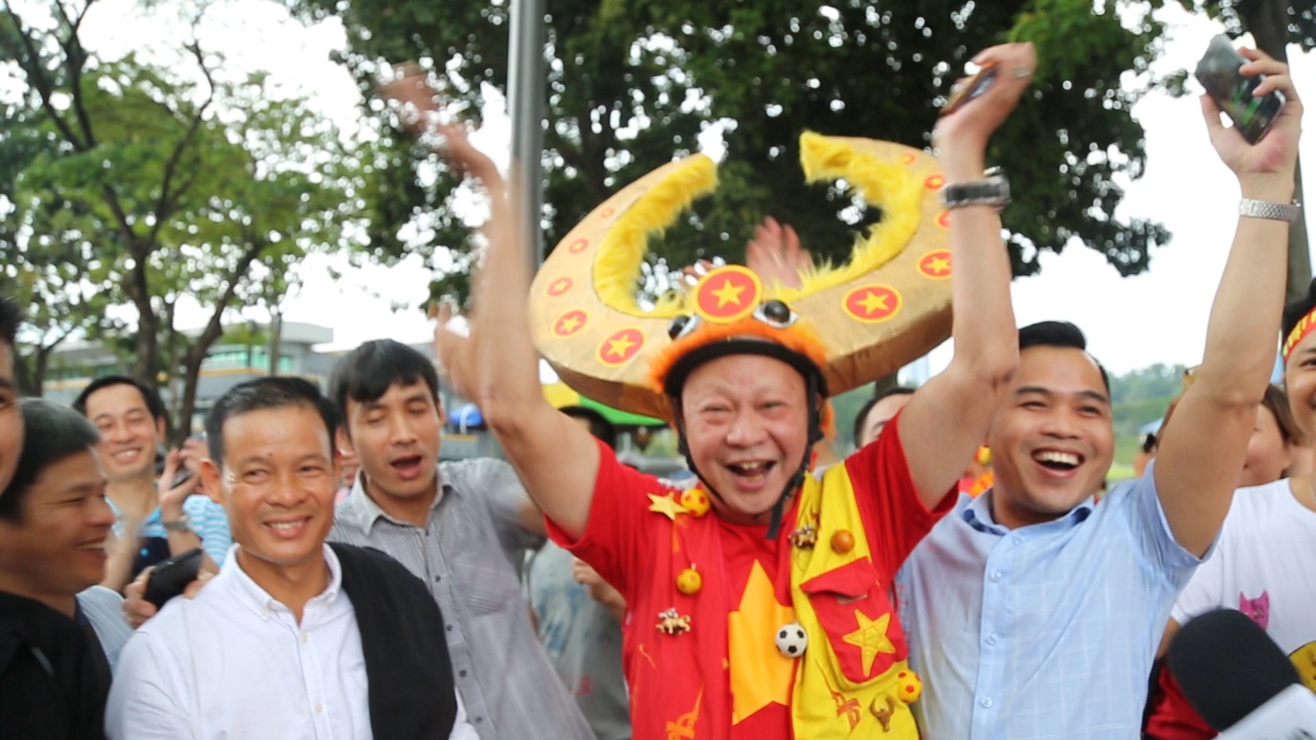Khong khi le hoi tai Bukit Jalil truoc chung ket luot di AFF Cup hinh anh